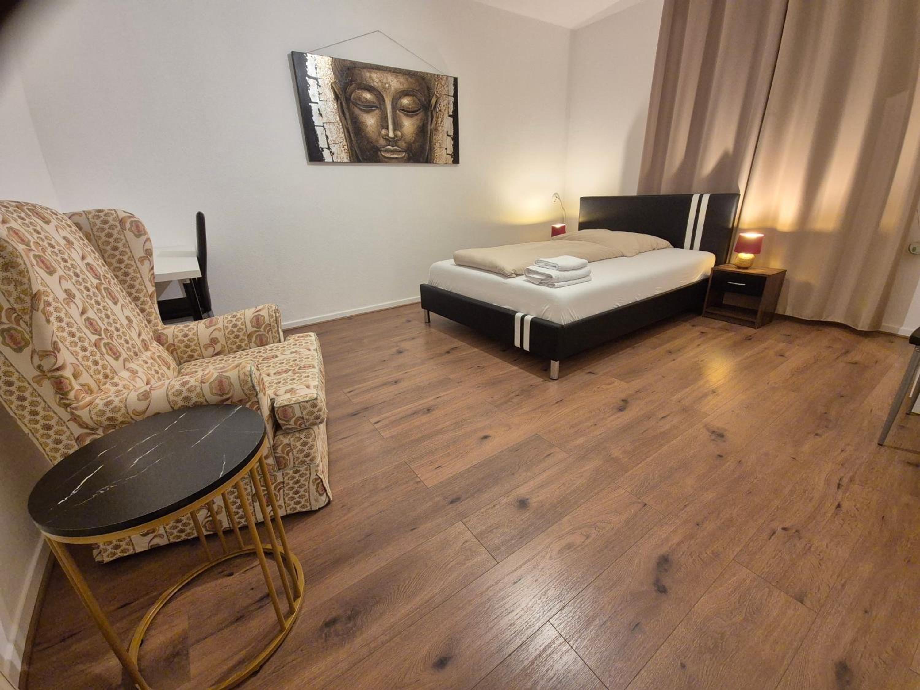Gemütliches Privatzimmer mit französischem Doppelbett an der Universitätsklinik Mainz