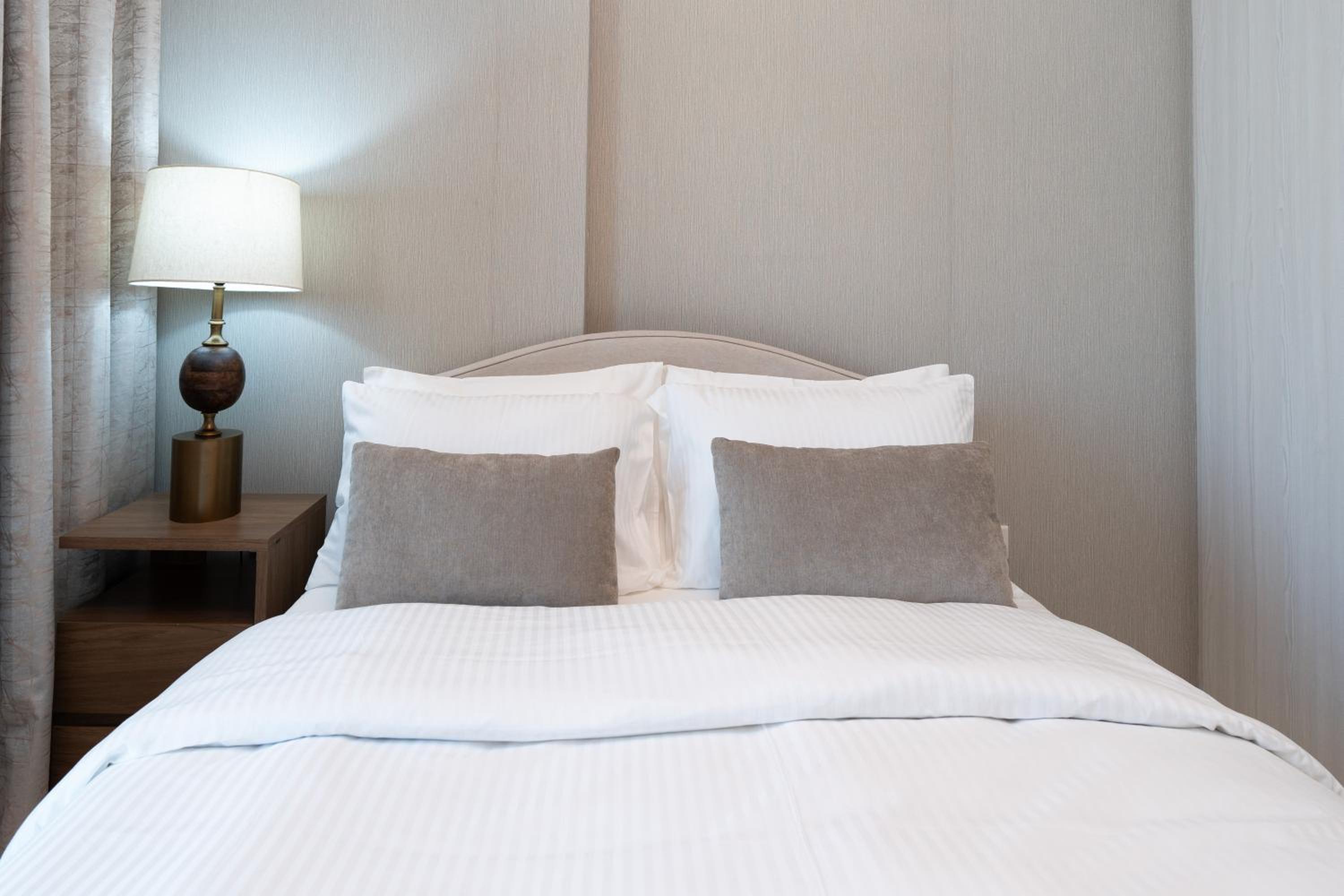 Keyrock Living - Lakeview Escape in Business Bay