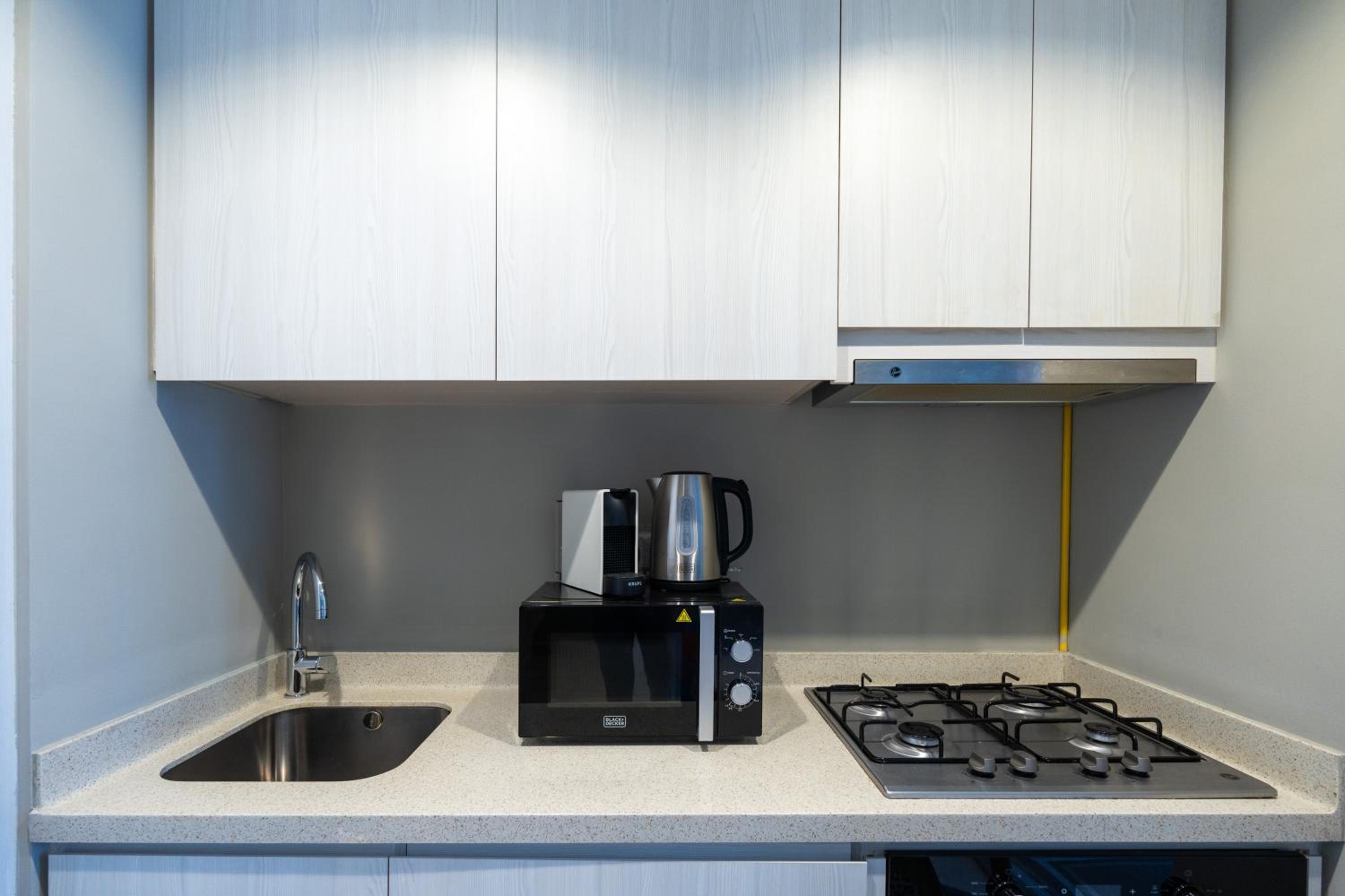 Keyrock Living - Lakeview Escape in Business Bay