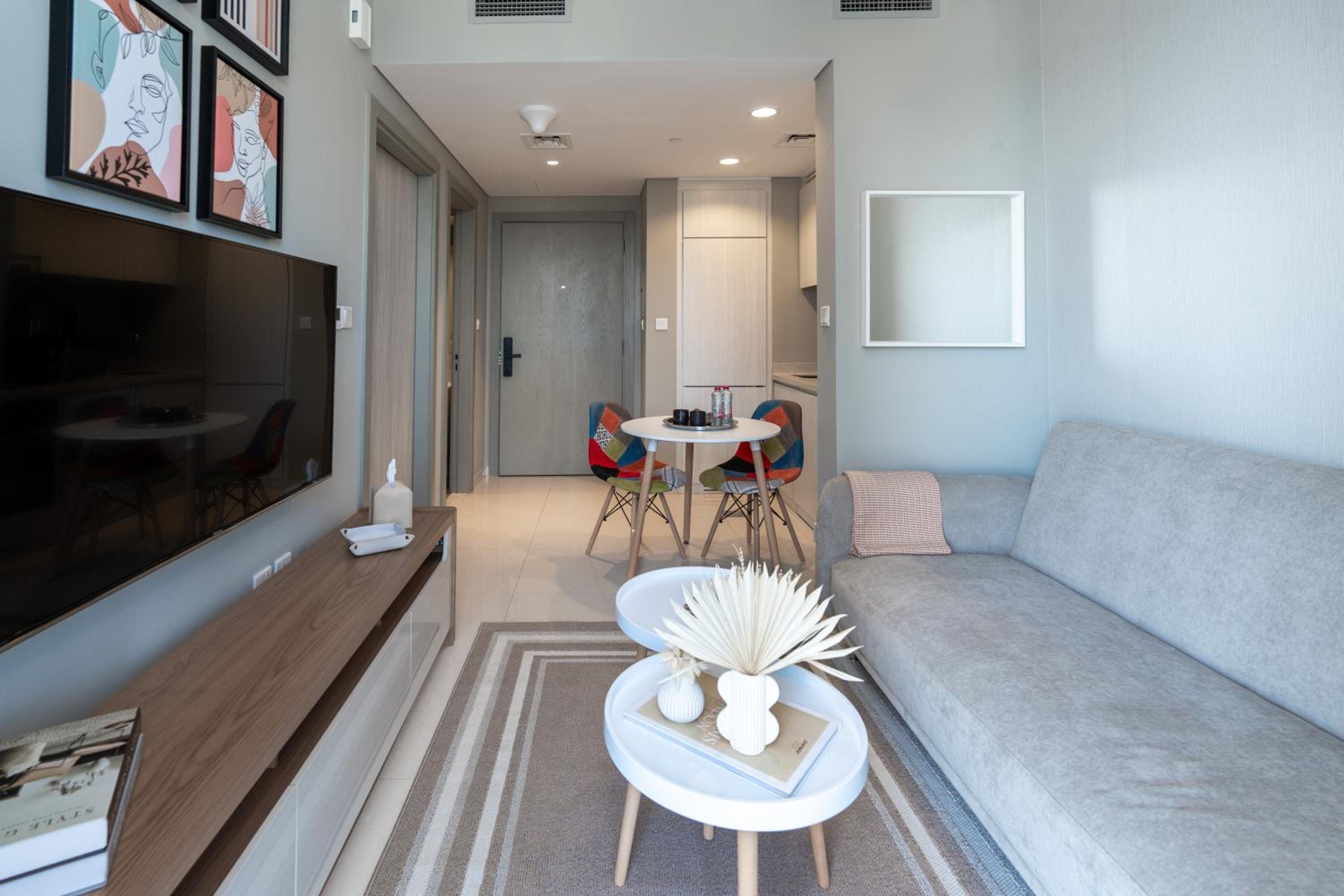 Keyrock Living - Lakeview Escape in Business Bay