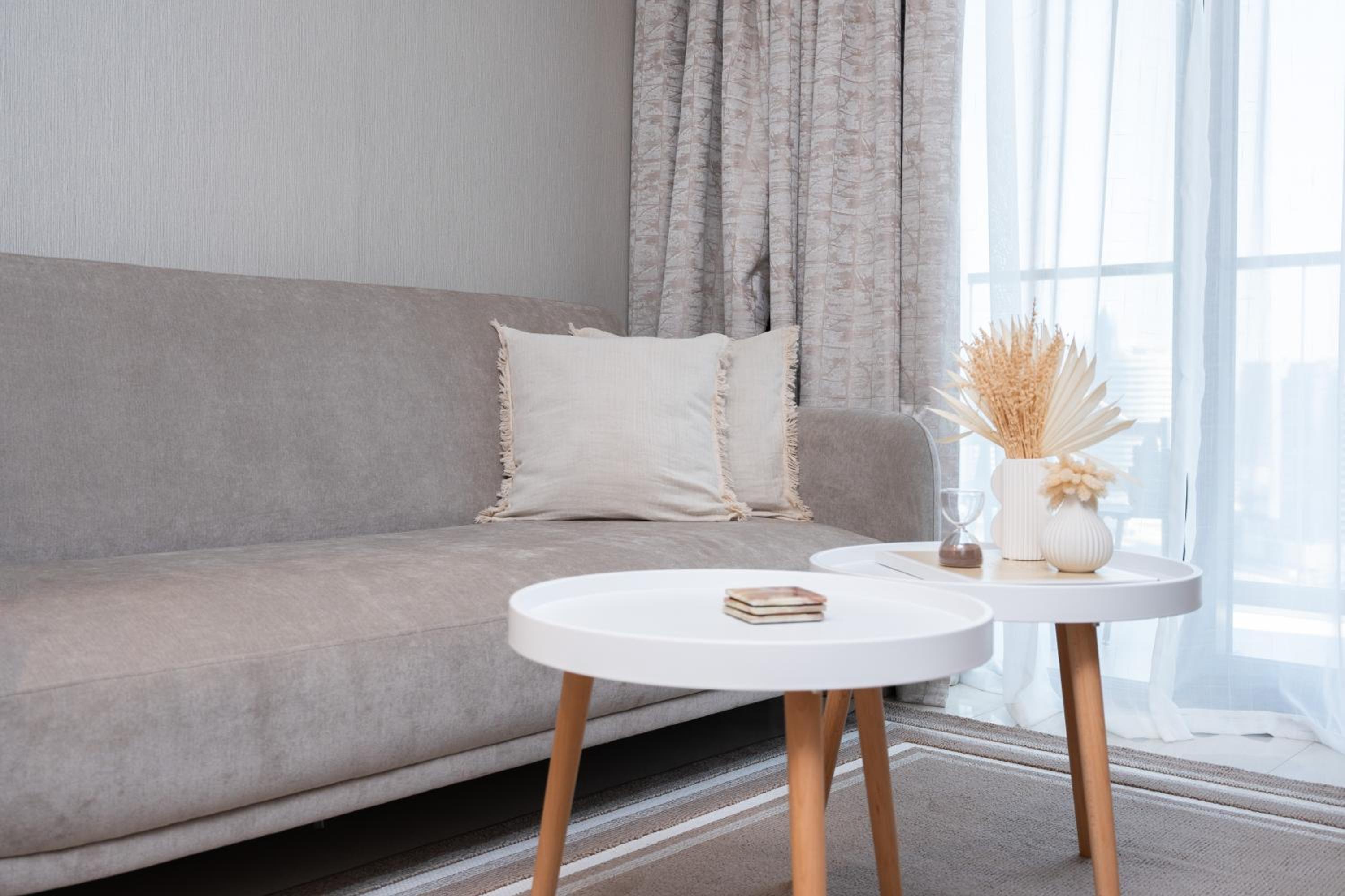 Keyrock Living - Lakeview Escape in Business Bay