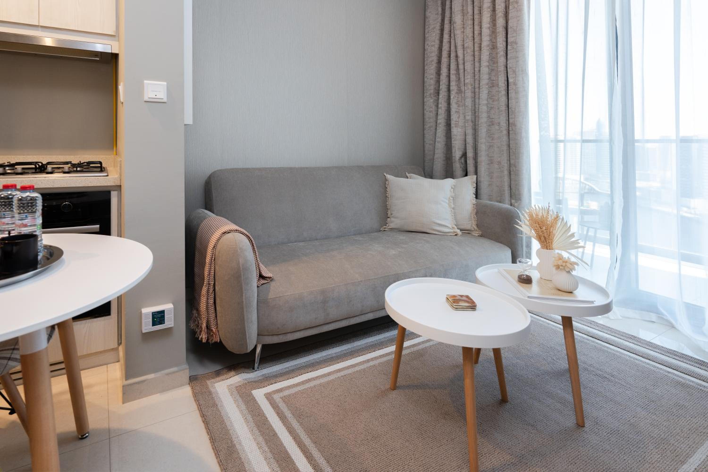 Keyrock Living - Lakeview Escape in Business Bay
