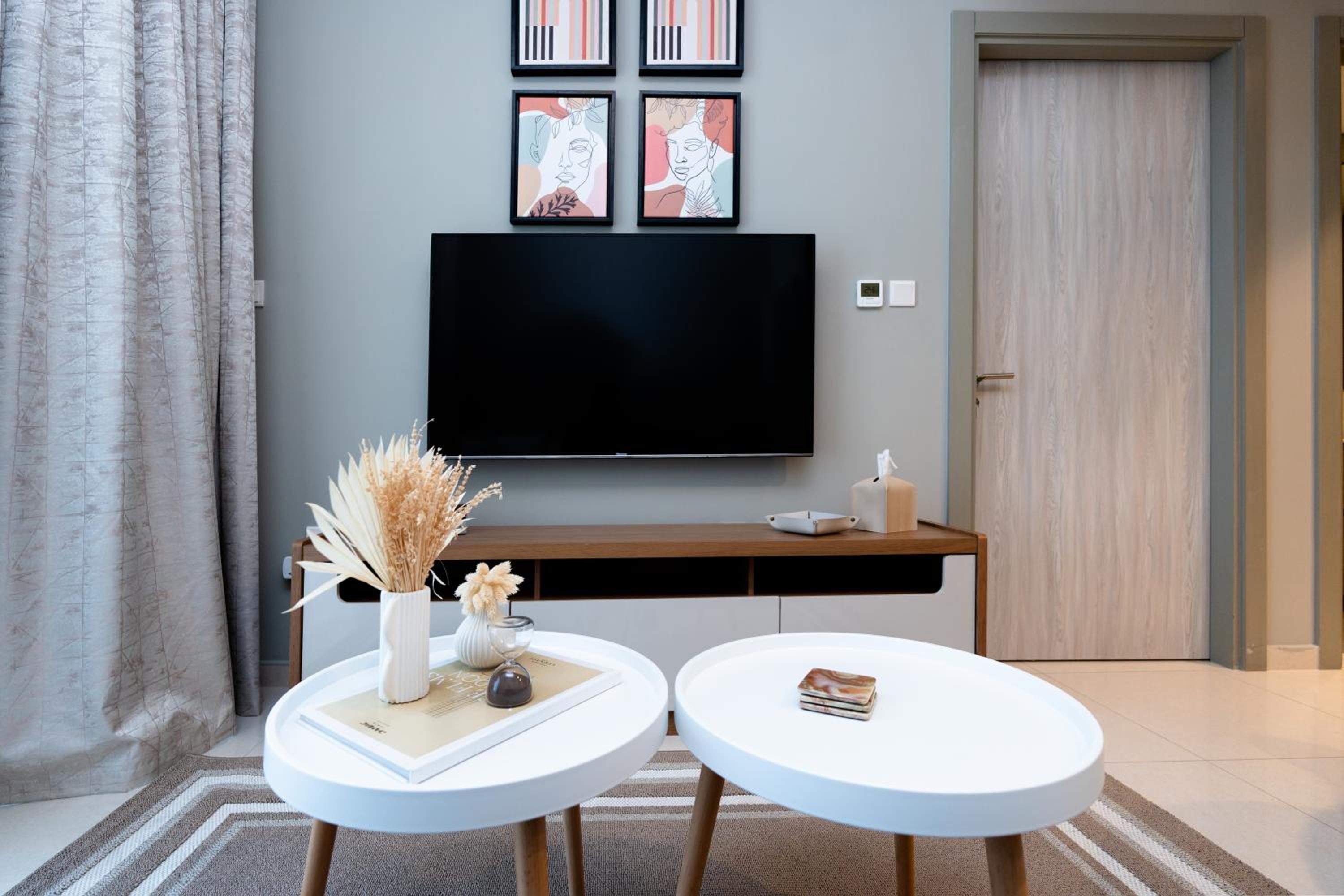 Keyrock Living - Lakeview Escape in Business Bay