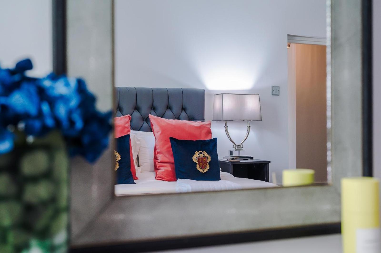 Rare Find - Gated 2 bed apt, close to Parks, secure carpark sleeps 4