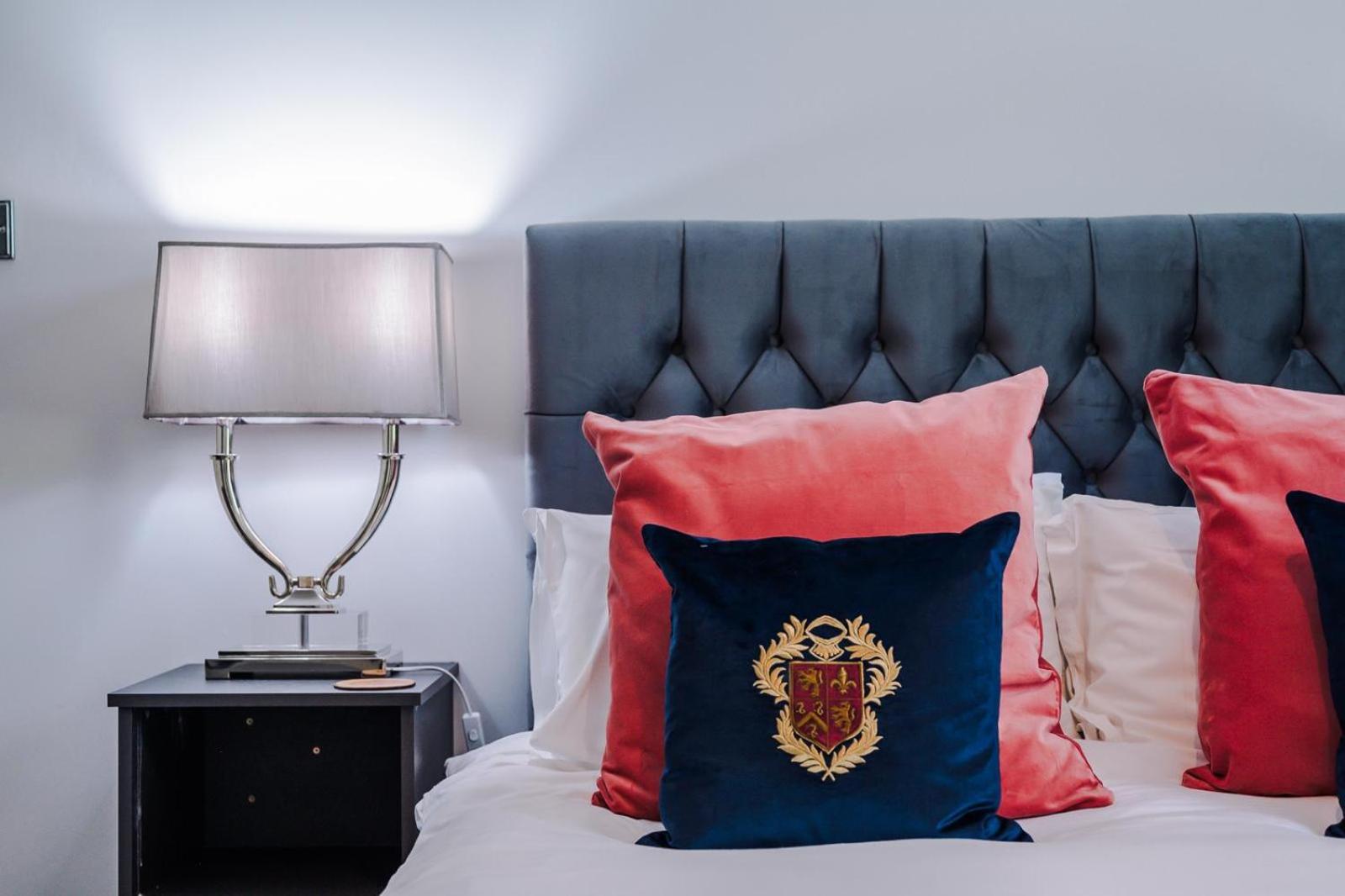 Rare Find - Gated 2 bed apt, close to Parks, secure carpark sleeps 4