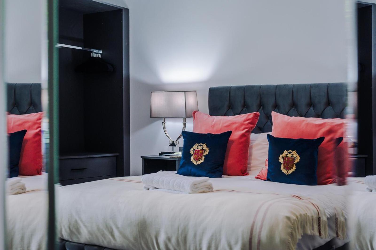 Rare Find - Gated 2 bed apt, close to Parks, secure carpark sleeps 4