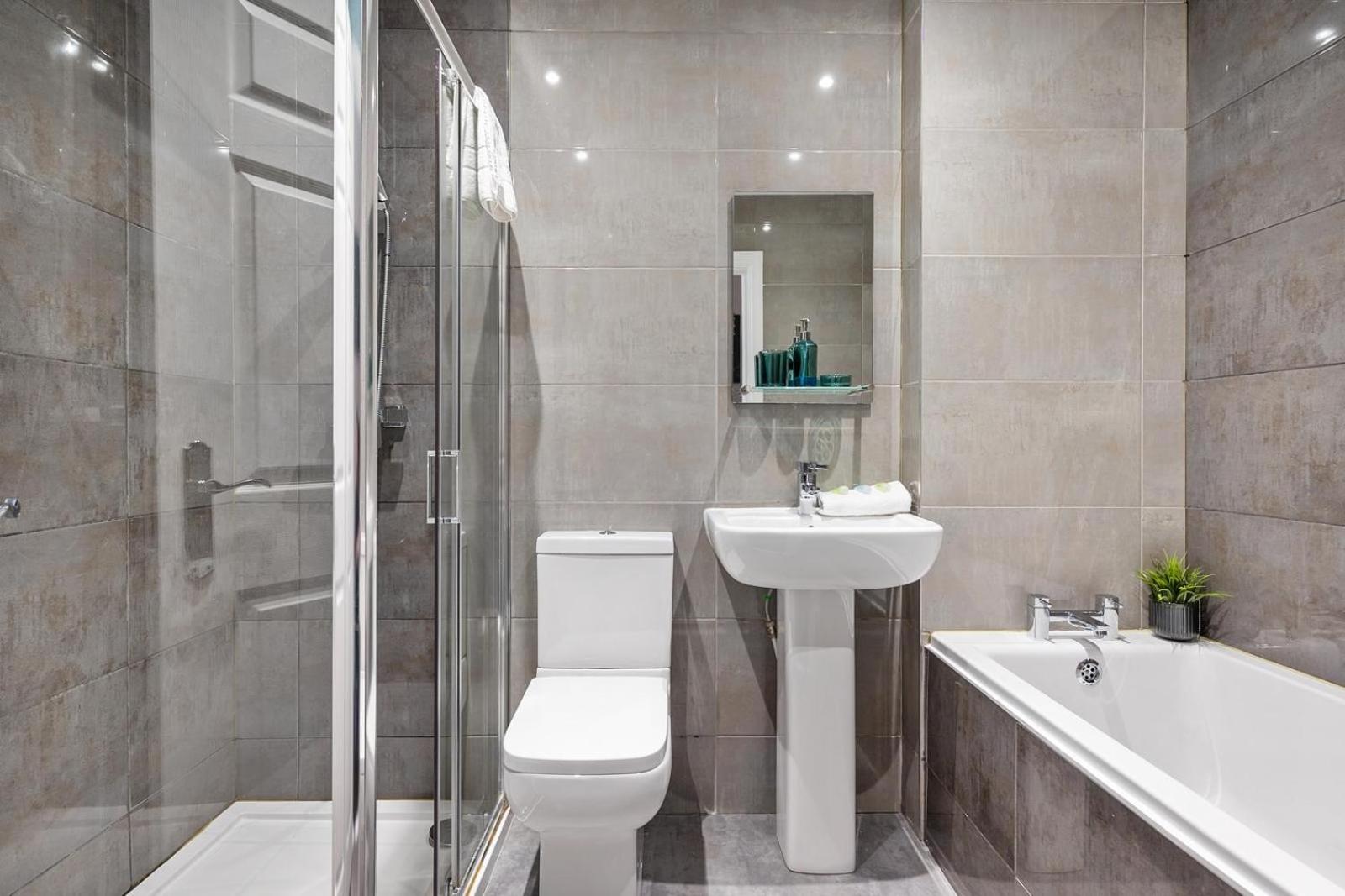 Rare Find - Gated 2 bed apt, close to Parks, secure carpark sleeps 4