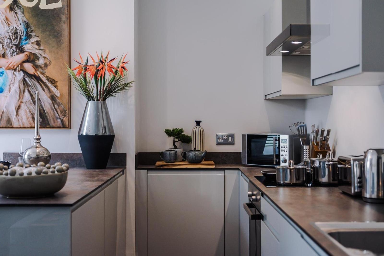 Rare Find - Gated 2 bed apt, close to Parks, secure carpark sleeps 4