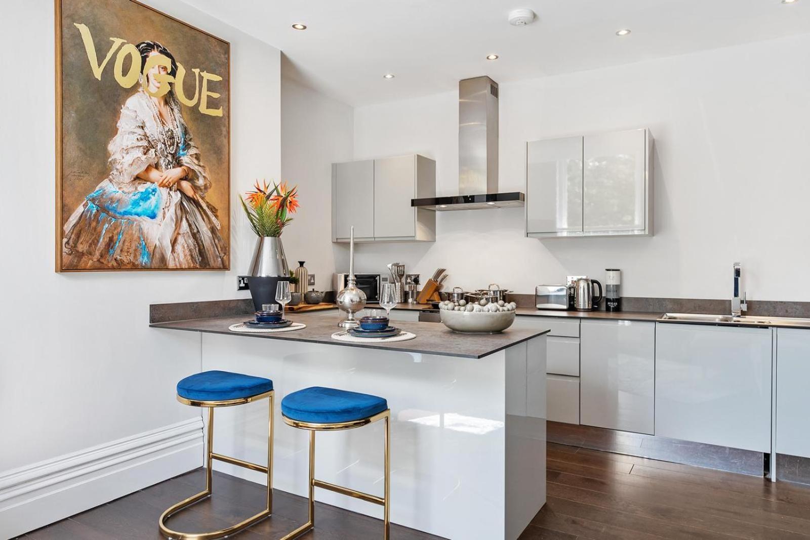 Rare Find - Gated 2 bed apt, close to Parks, secure carpark sleeps 4