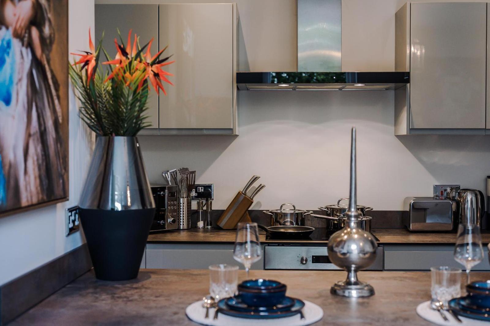 Rare Find - Gated 2 bed apt, close to Parks, secure carpark sleeps 4