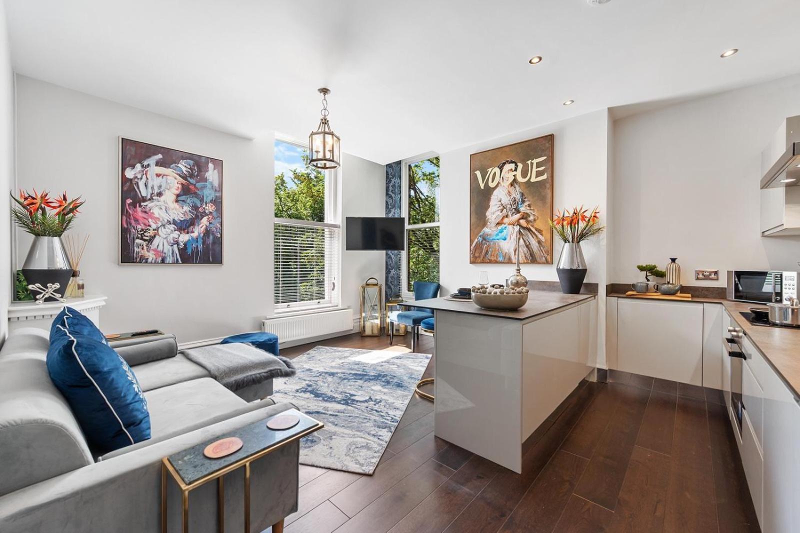 Rare Find - Gated 2 bed apt, close to Parks, secure carpark sleeps 4
