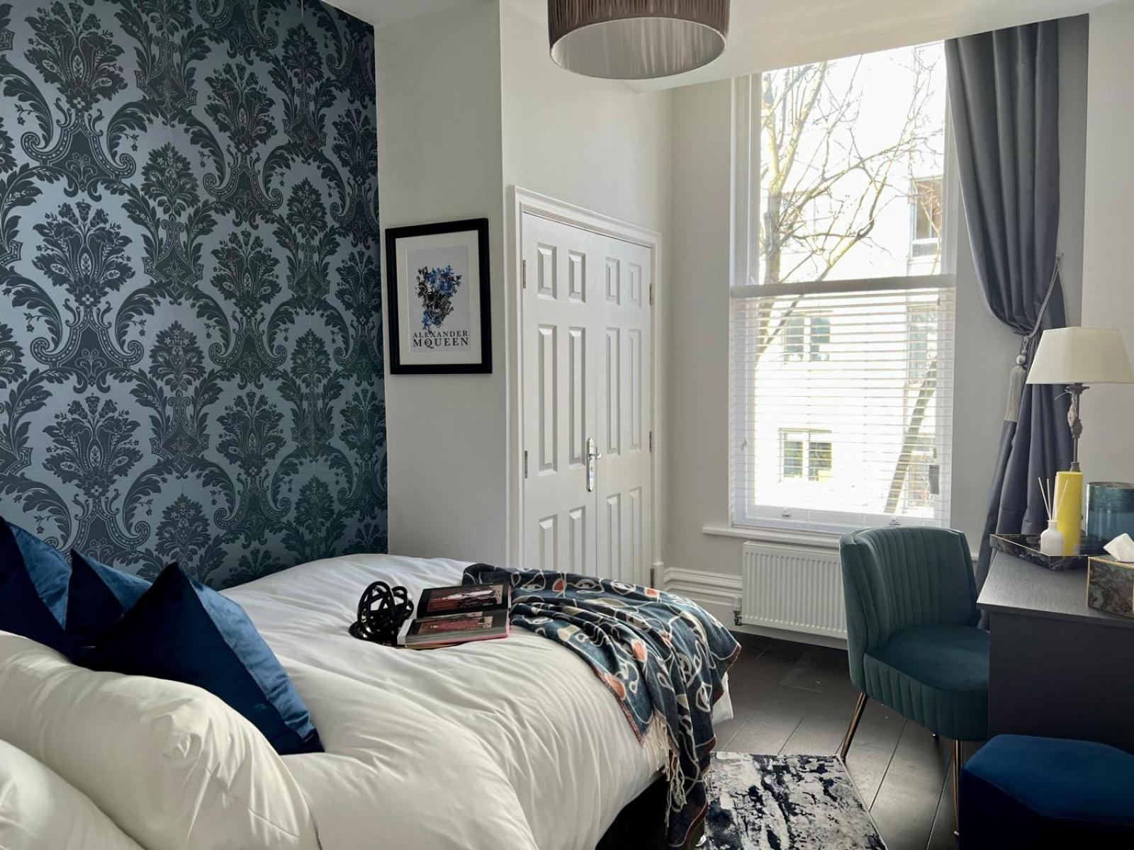 Rare Find - Gated 2 bed apt, close to Parks, secure carpark sleeps 4