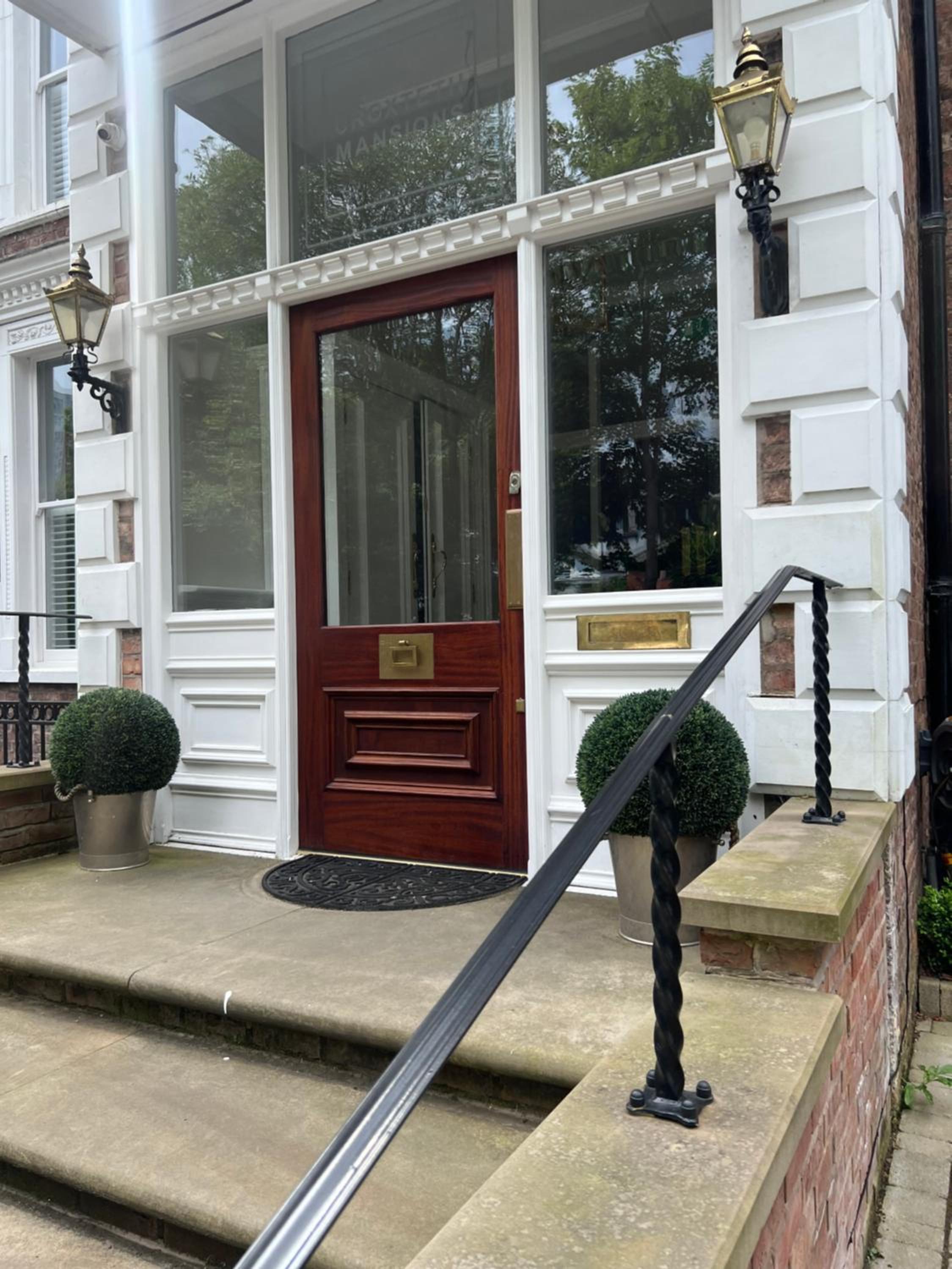 Rare Find - Gated 2 bed apt, close to Parks, secure carpark sleeps 4