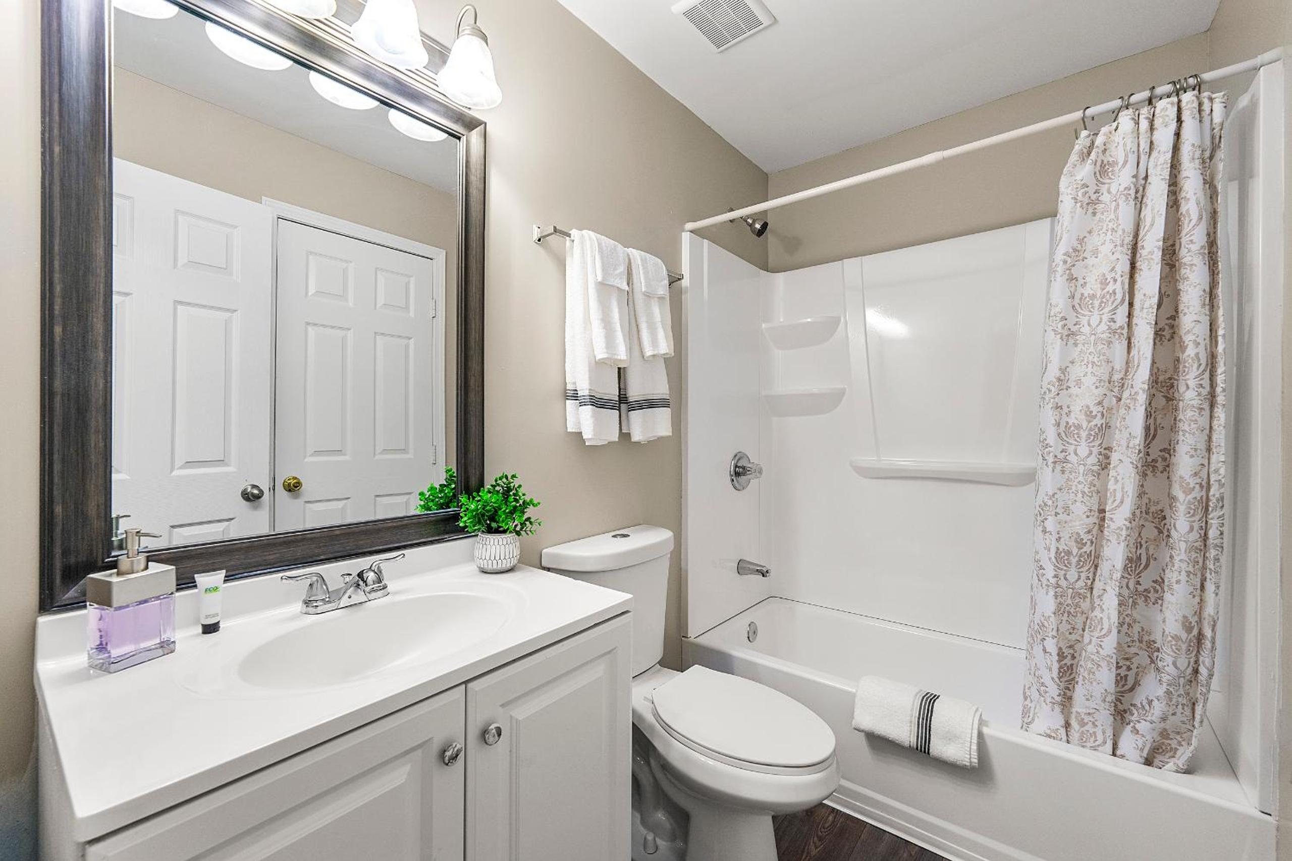 Upper Westside 2BR Free Parking & Wi-Fi