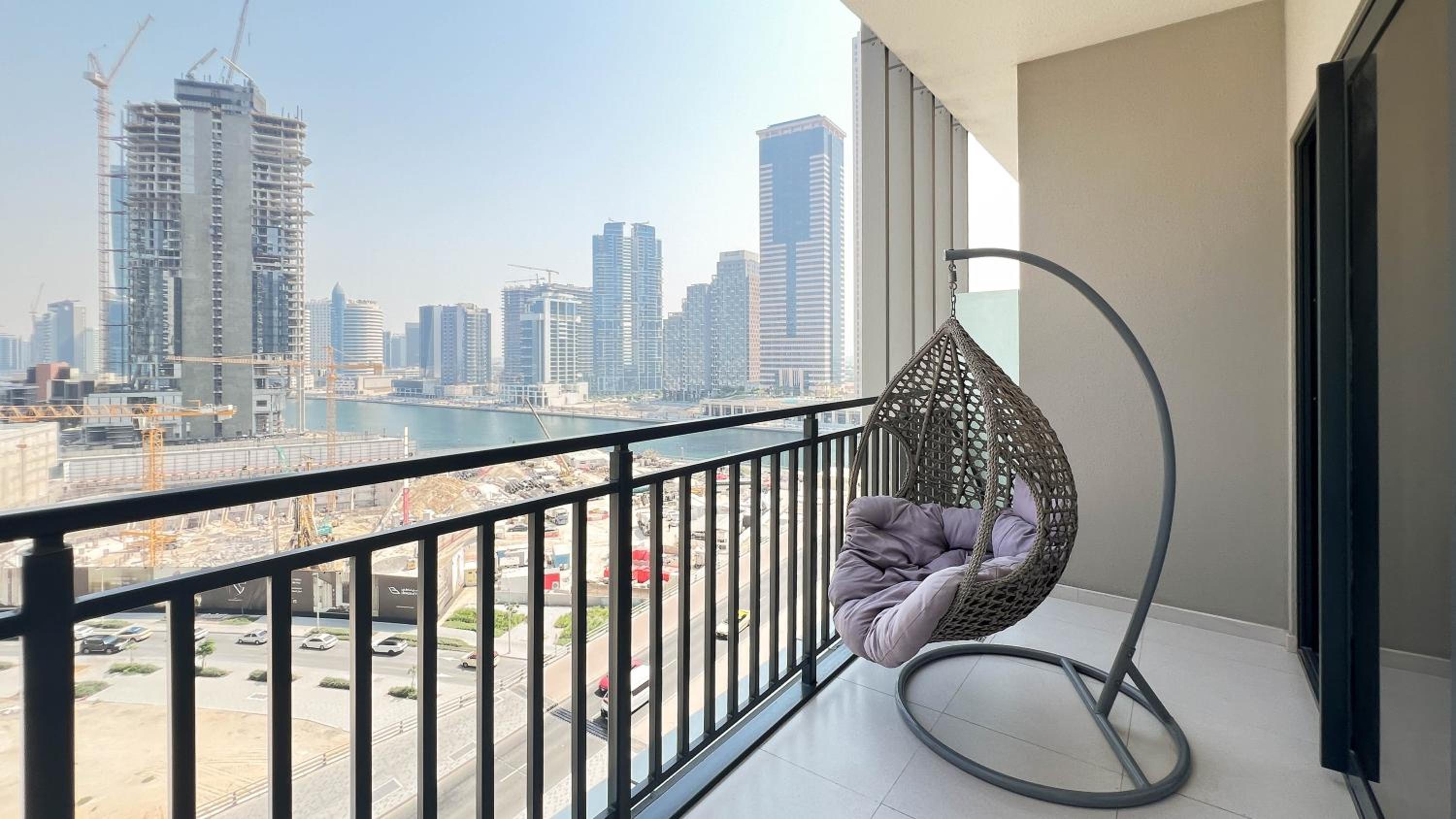 Keyrock Living - Lakeview Retreat in Business Bay
