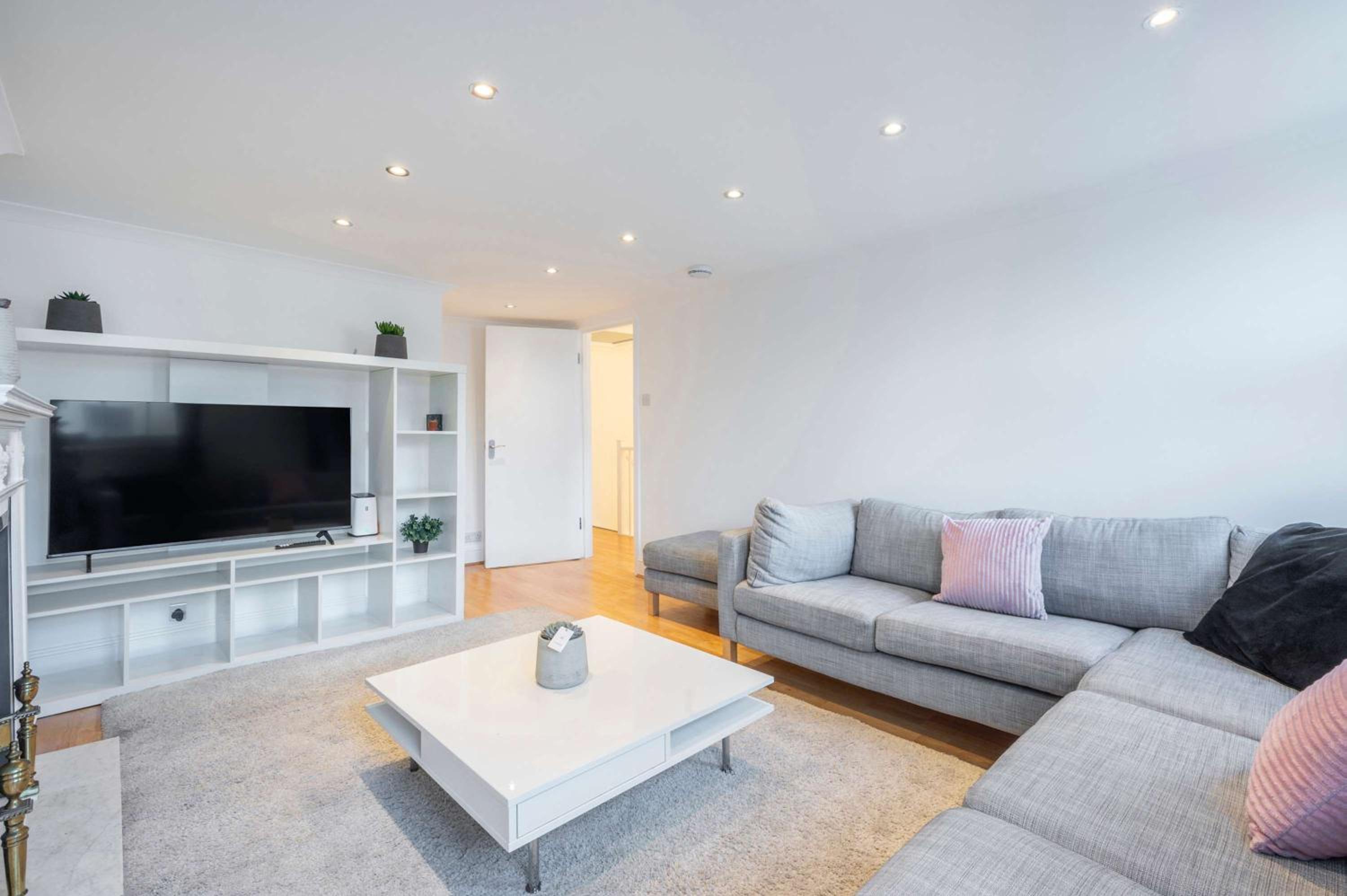 Spacious 2-Bed Flat, Moments From Oxford Circus