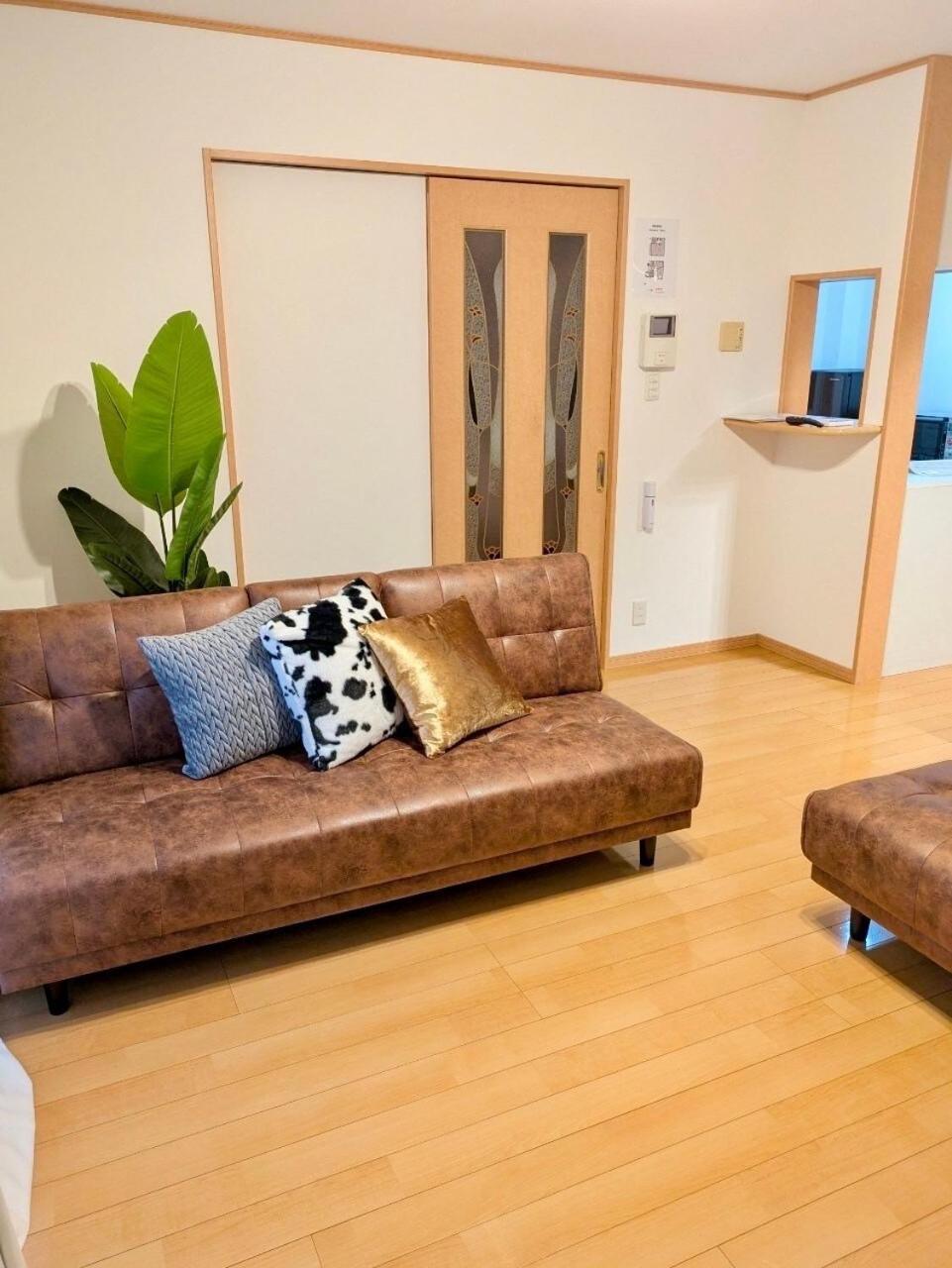 Spacious Family Home Sleeps 13 Near USJ & Osaka Station
