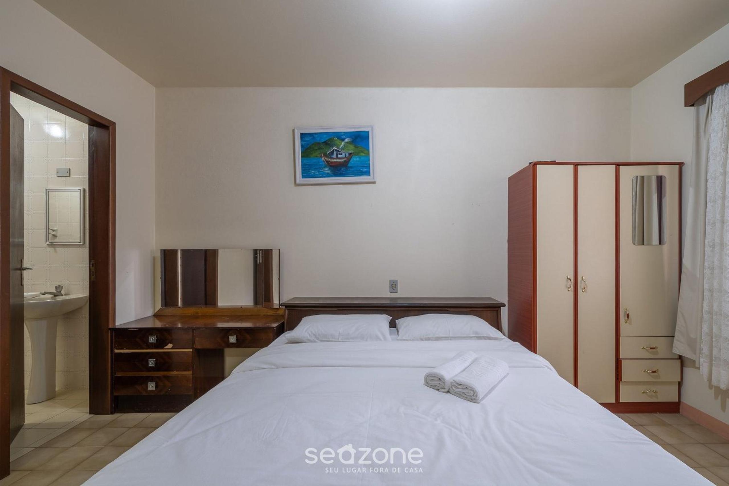 House 4 min walk the beach in Porto Belo BRR0097
