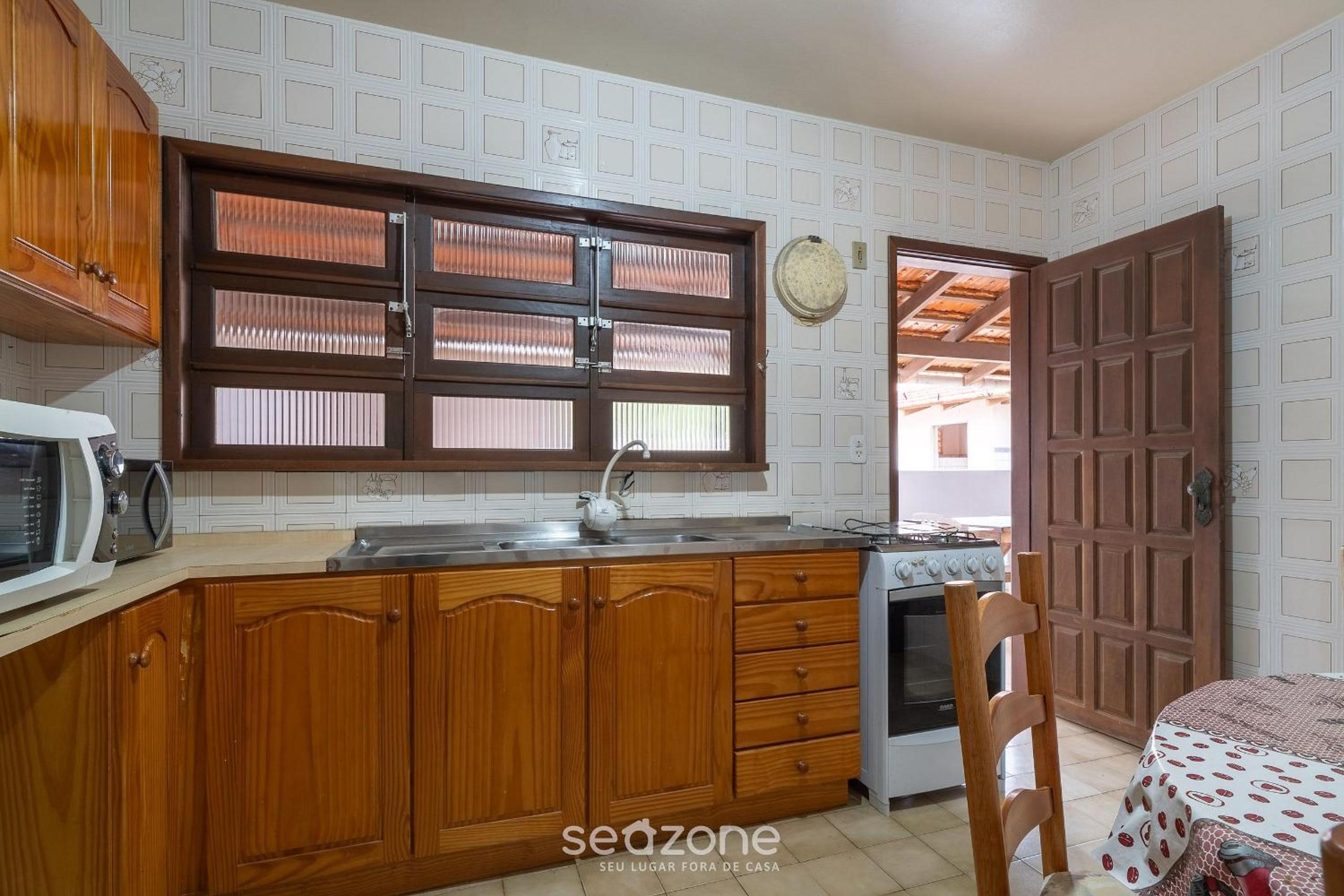 House 4 min walk the beach in Porto Belo BRR0097
