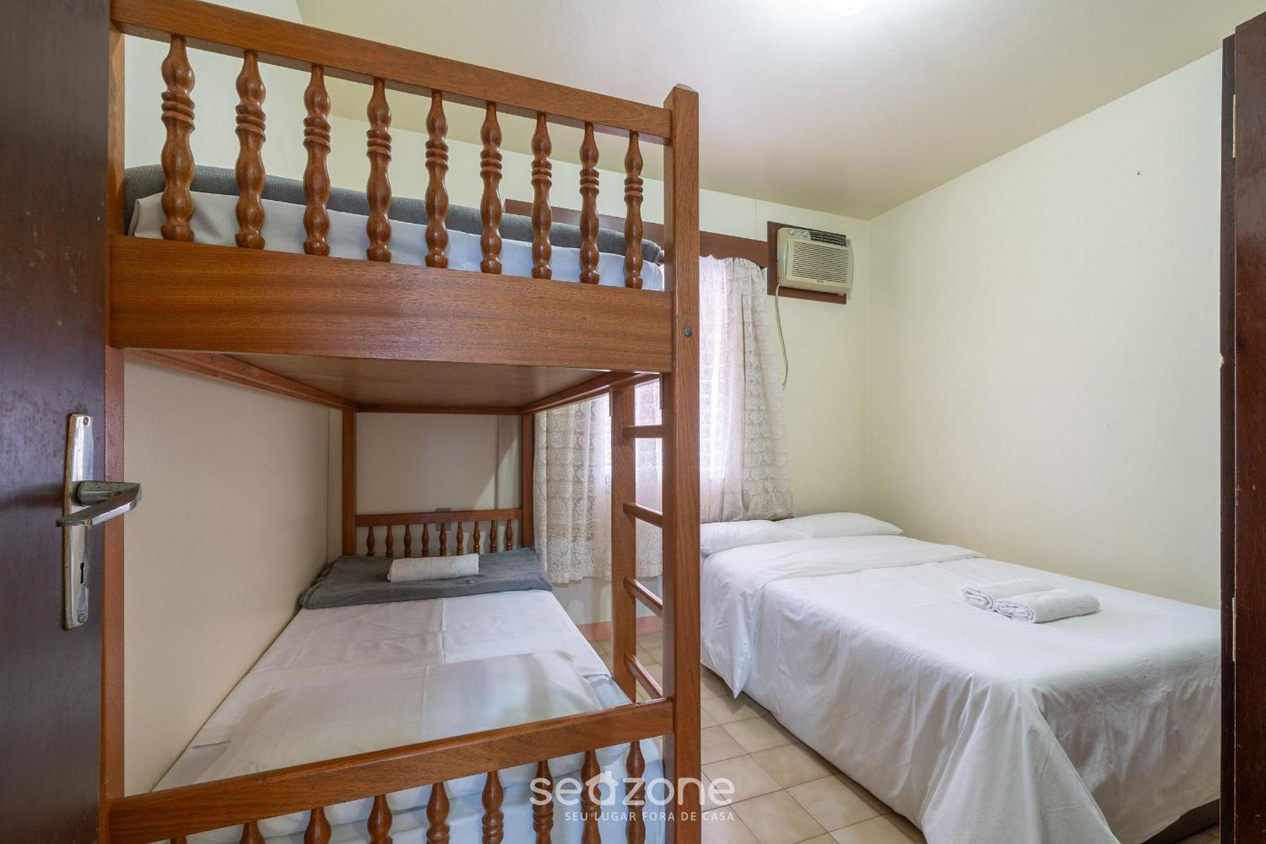 House 4 min walk the beach in Porto Belo BRR0097