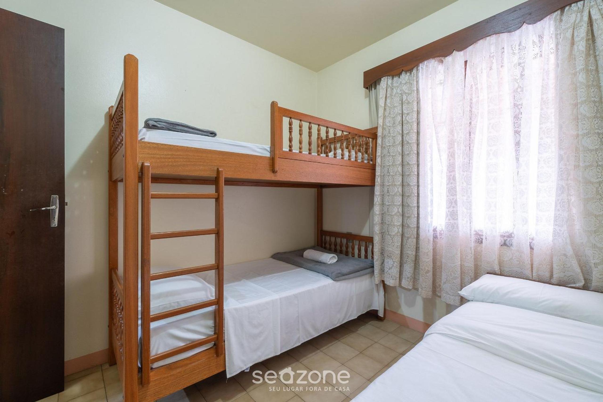 House 4 min walk the beach in Porto Belo BRR0097
