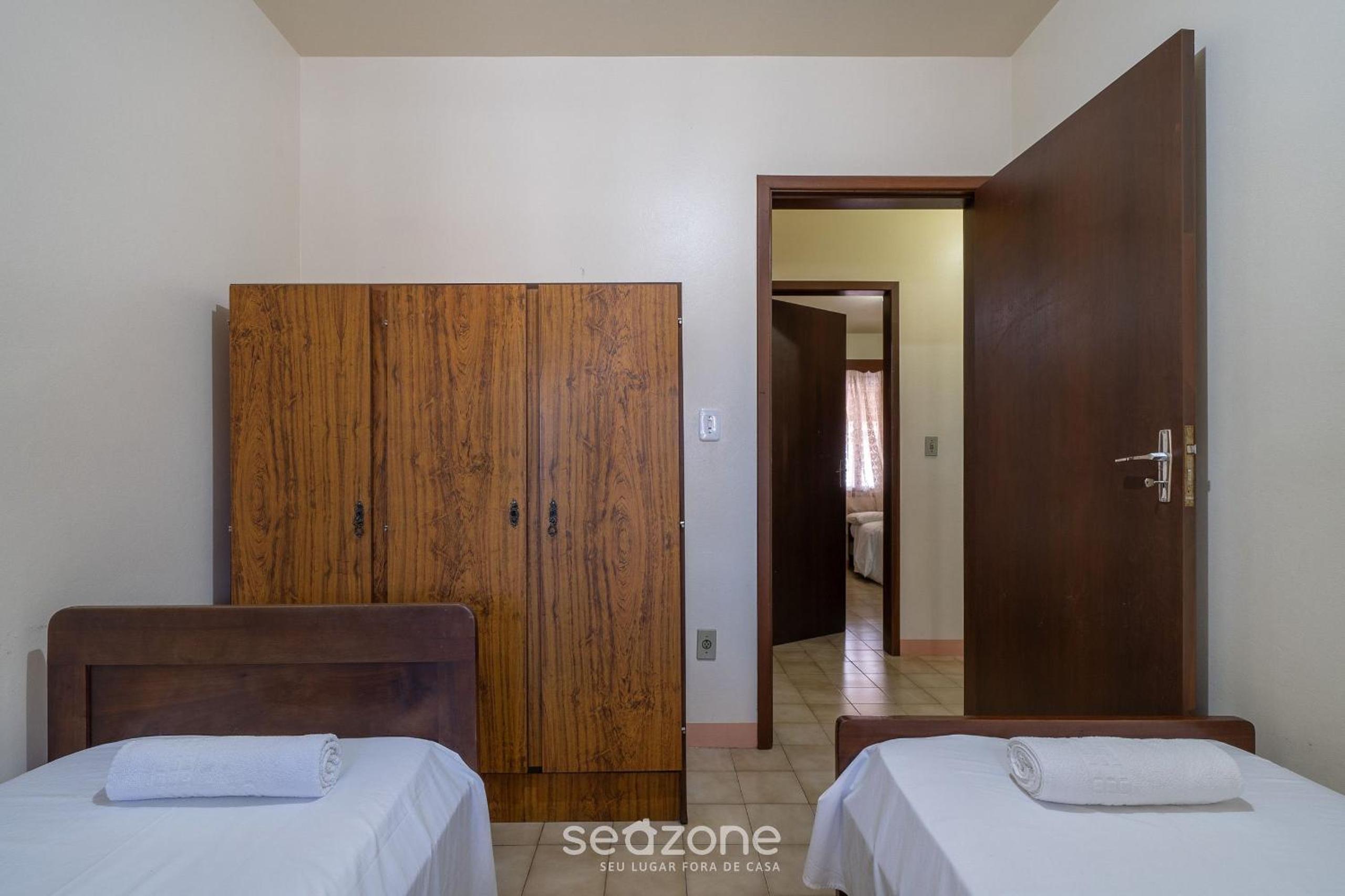 House 4 min walk the beach in Porto Belo BRR0097
