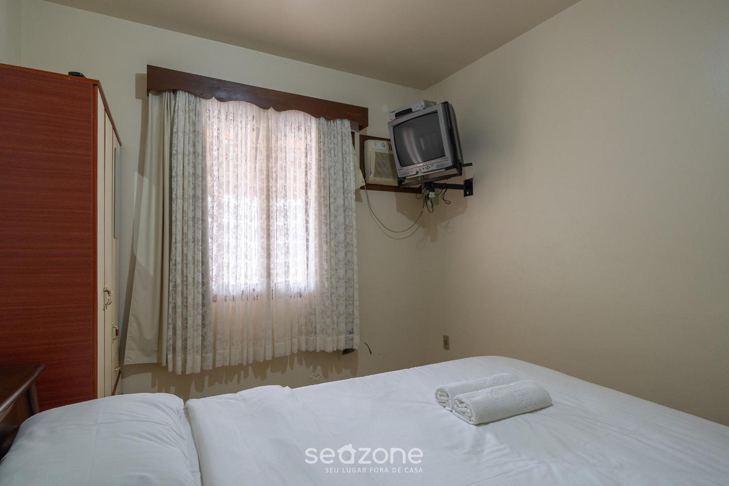 House 4 min walk the beach in Porto Belo BRR0097