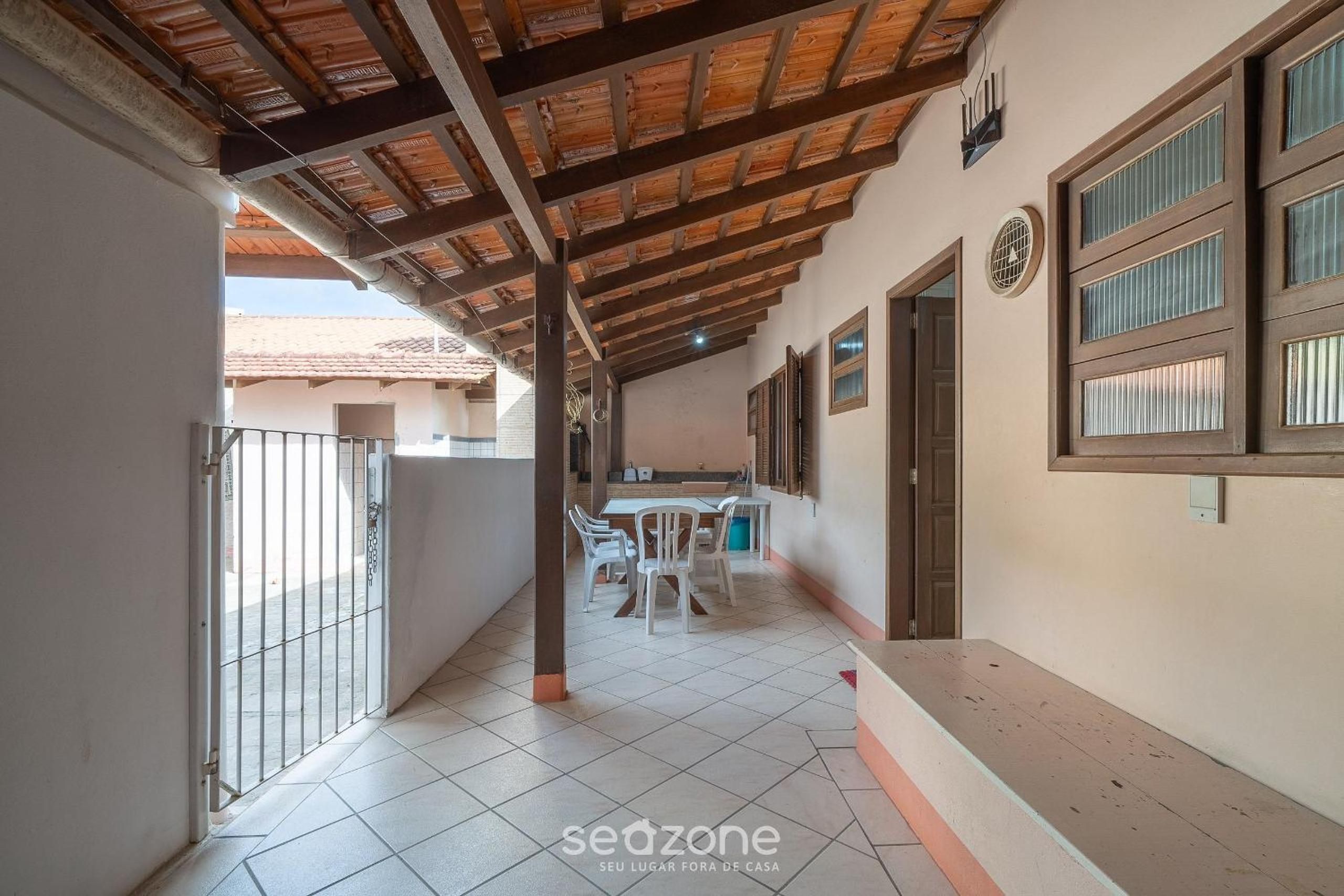 House 4 min walk the beach in Porto Belo BRR0097