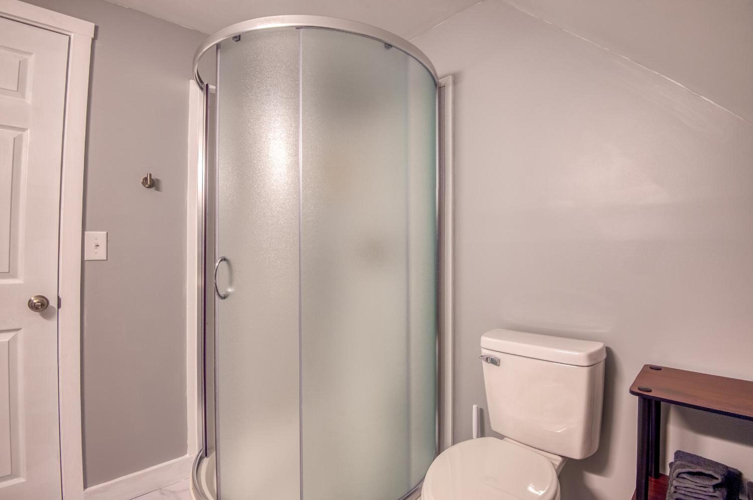 Modern Pet Friendly Apt Hiking Touring Studio view 4