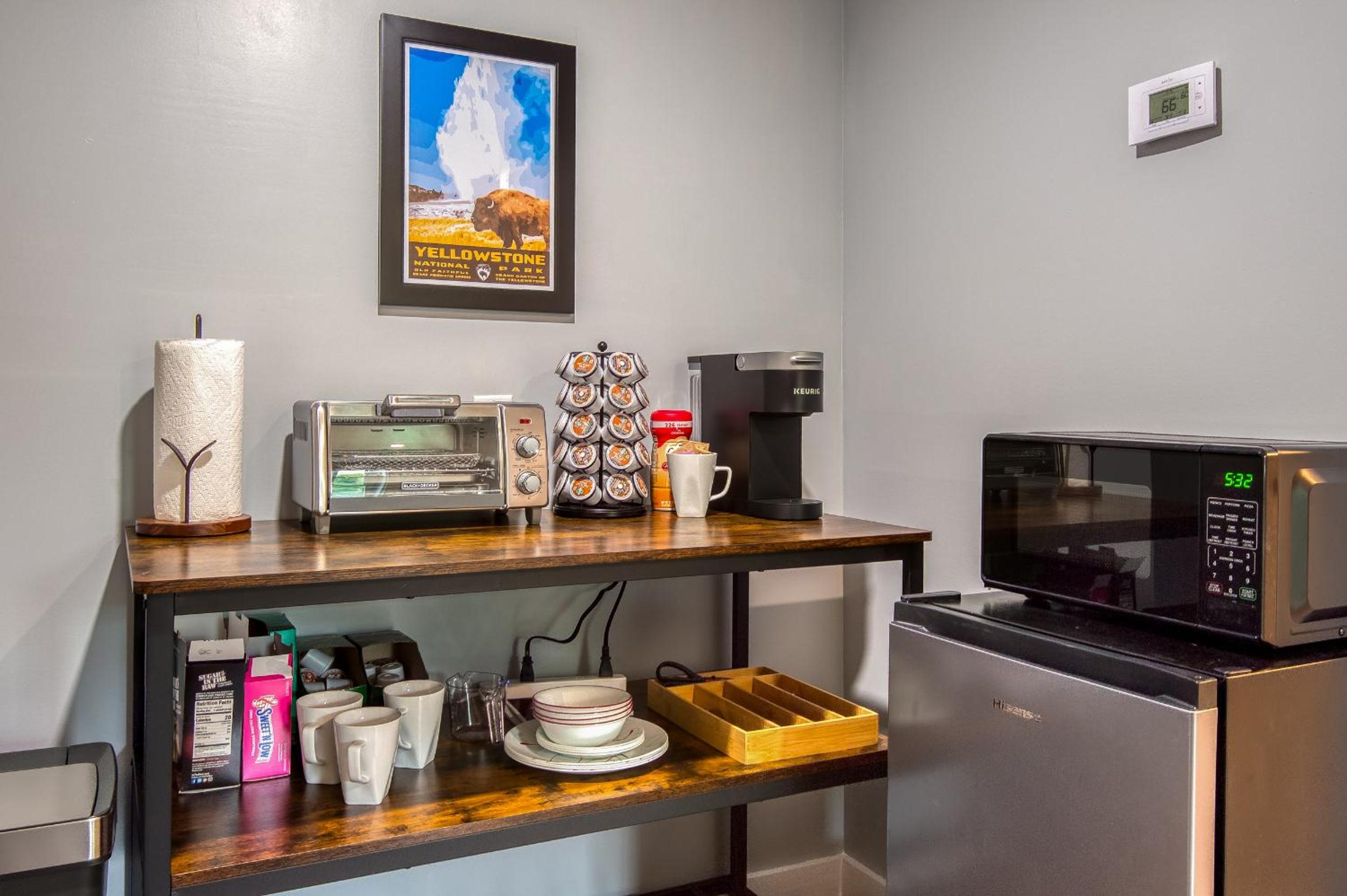 Modern Pet Friendly Apt Hiking Touring Studio view 3