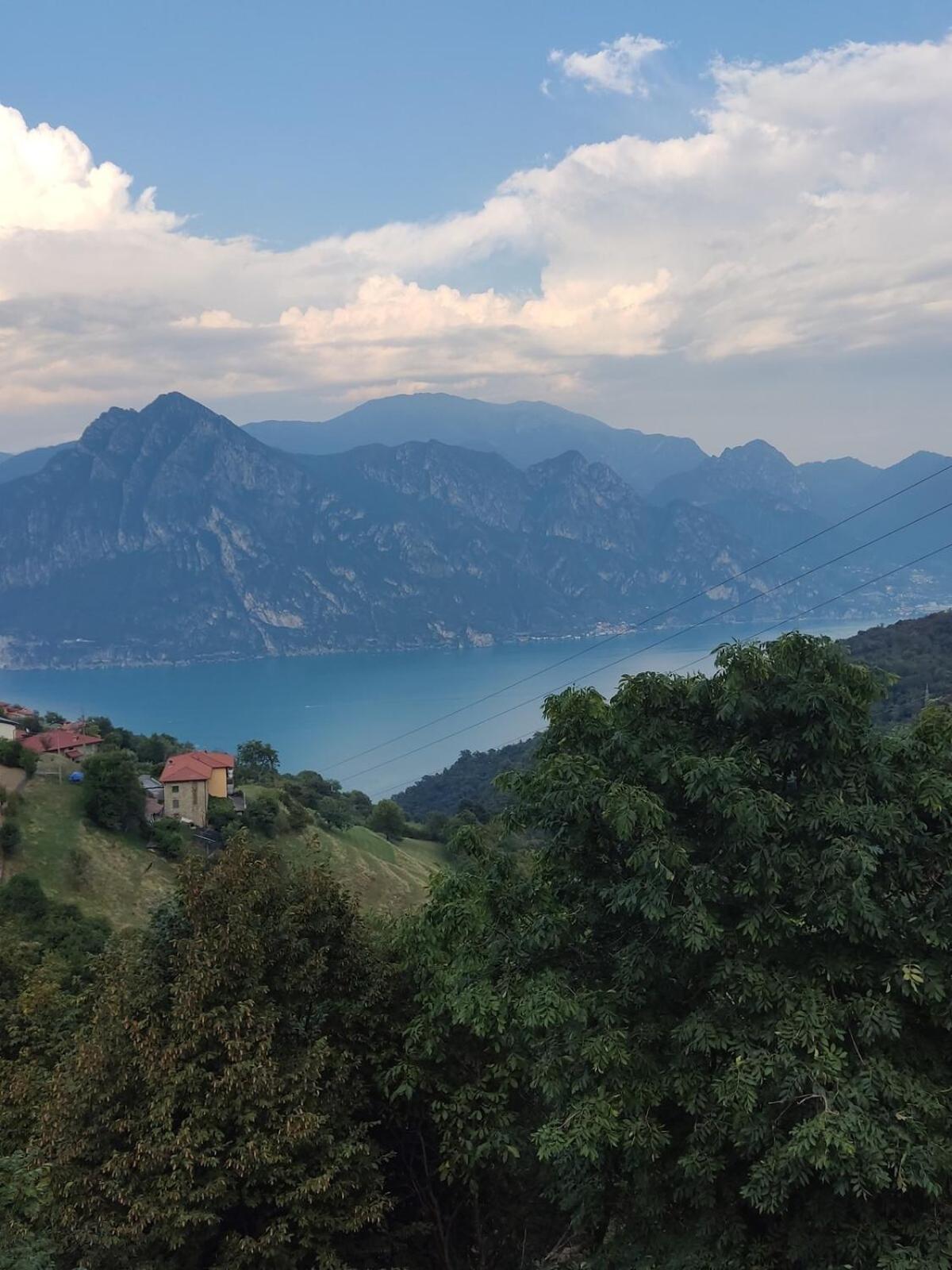 HOST4U - BLONDIE Aparment with Pool & Beautiful View on Iseo Lake