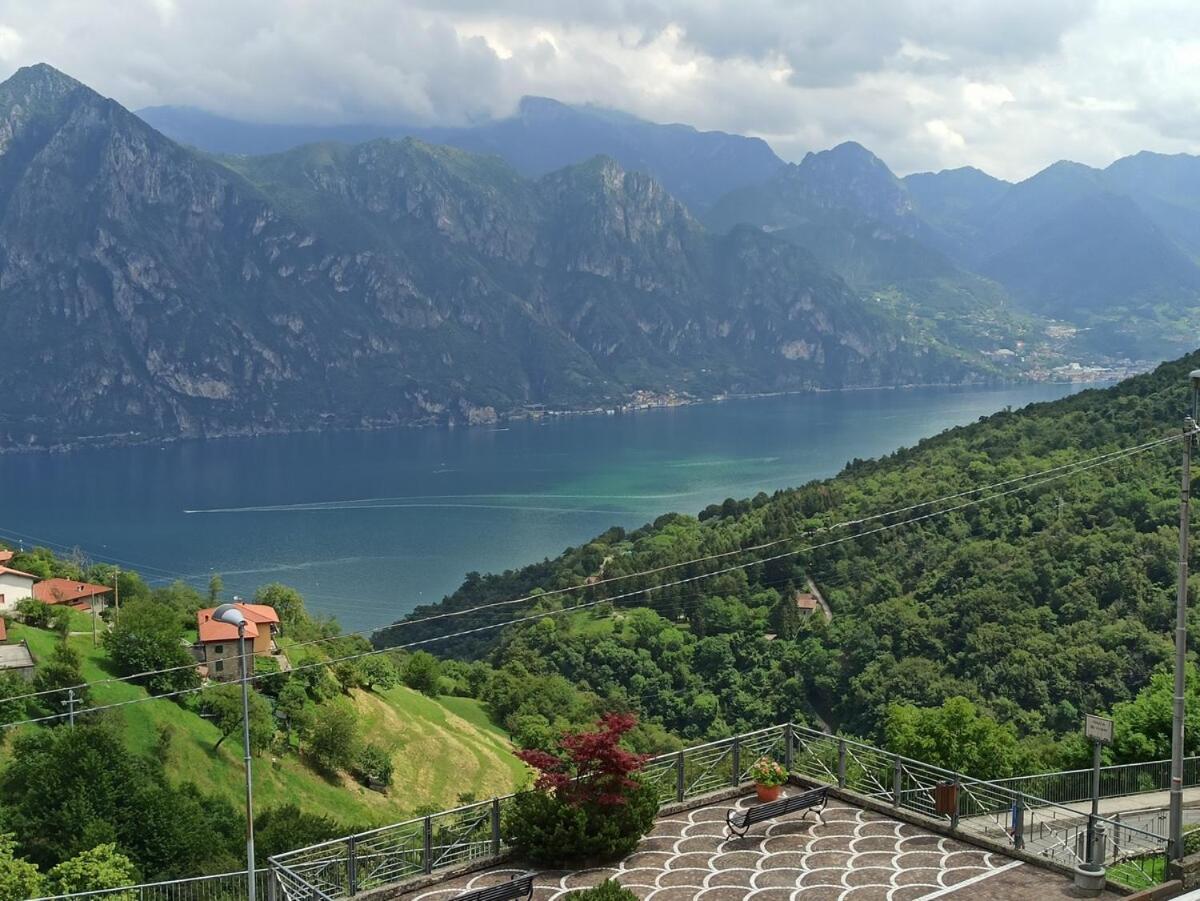 HOST4U - BLONDIE Aparment with Pool & Beautiful View on Iseo Lake