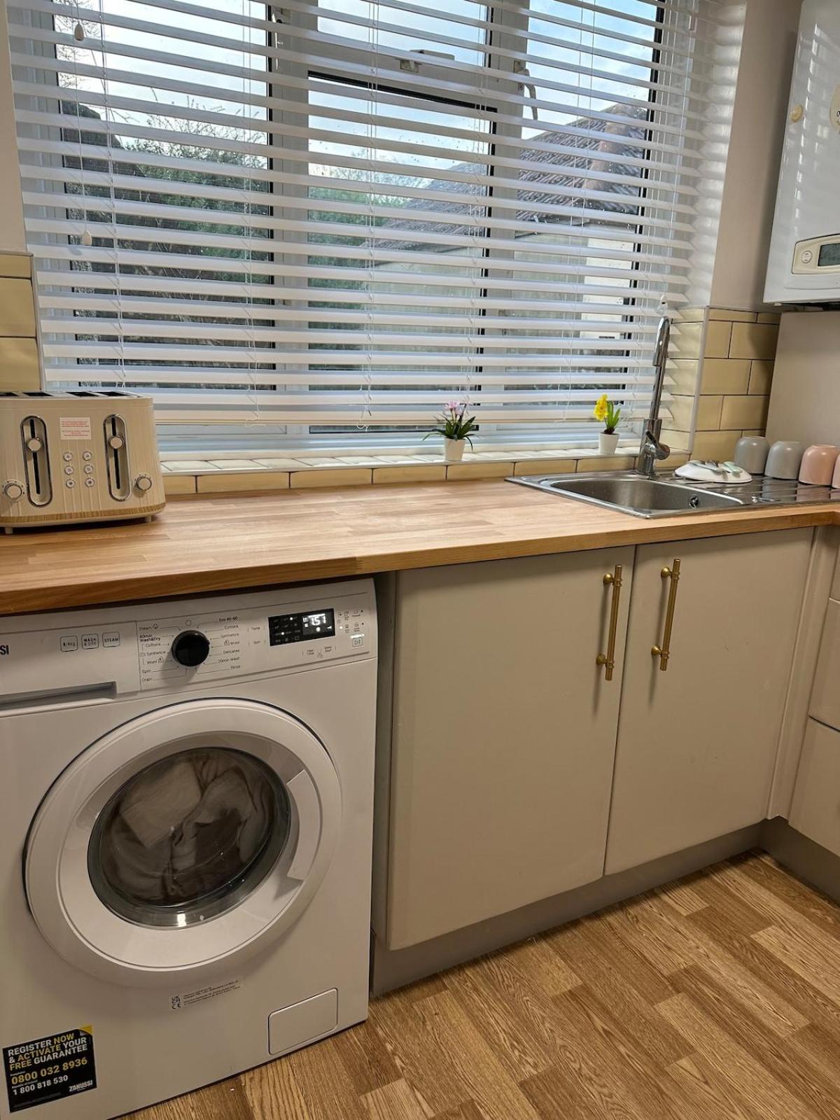 2 Bedroom Ground Floor Flat in Dartford with Free Parking - 20 minutes to London