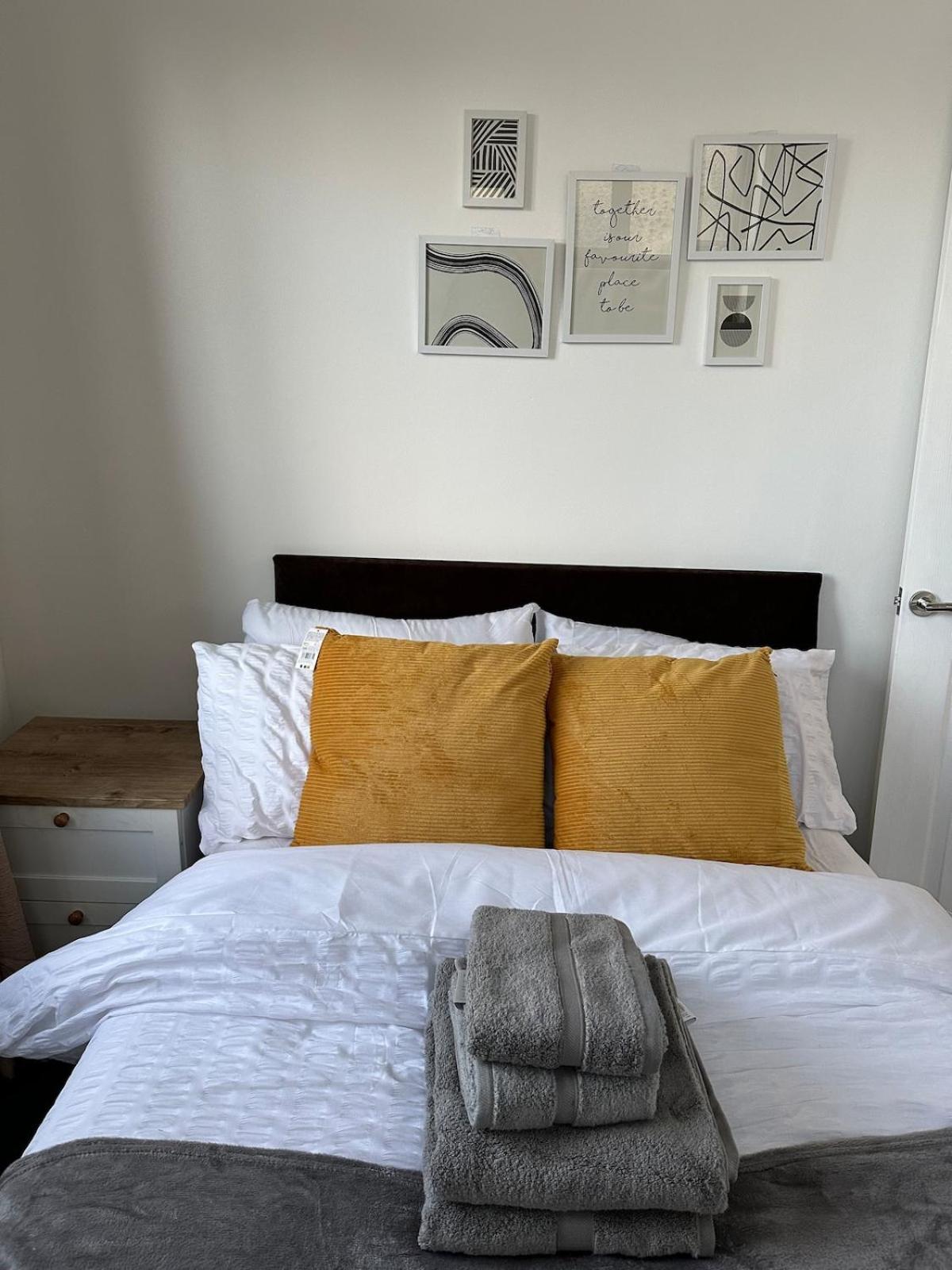 2 Bedroom Ground Floor Flat in Dartford with Free Parking - 20 minutes to London