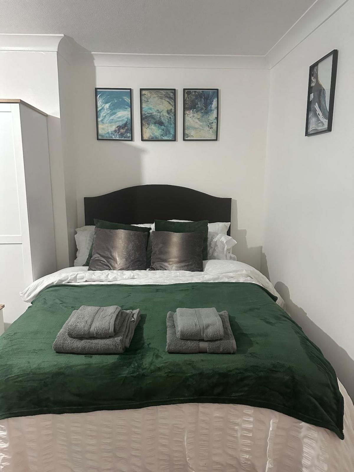 2 Bedroom Ground Floor Flat in Dartford with Free Parking - 20 minutes to London