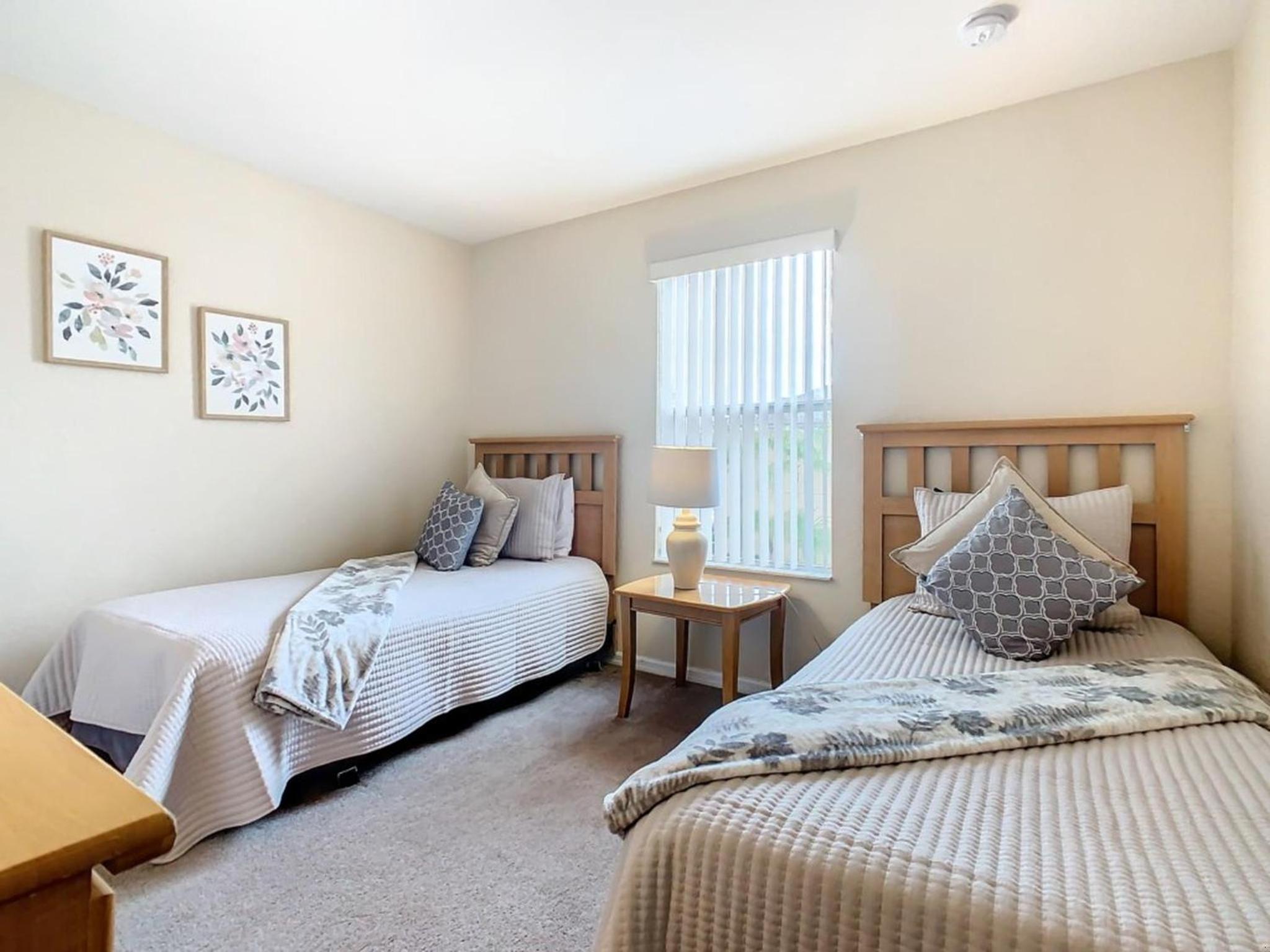 Family Getaway: 4BR Townhome by Old Town
