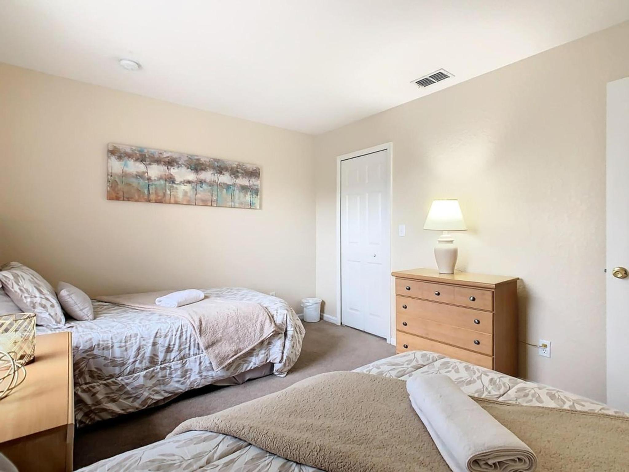 Family Getaway: 4BR Townhome by Old Town