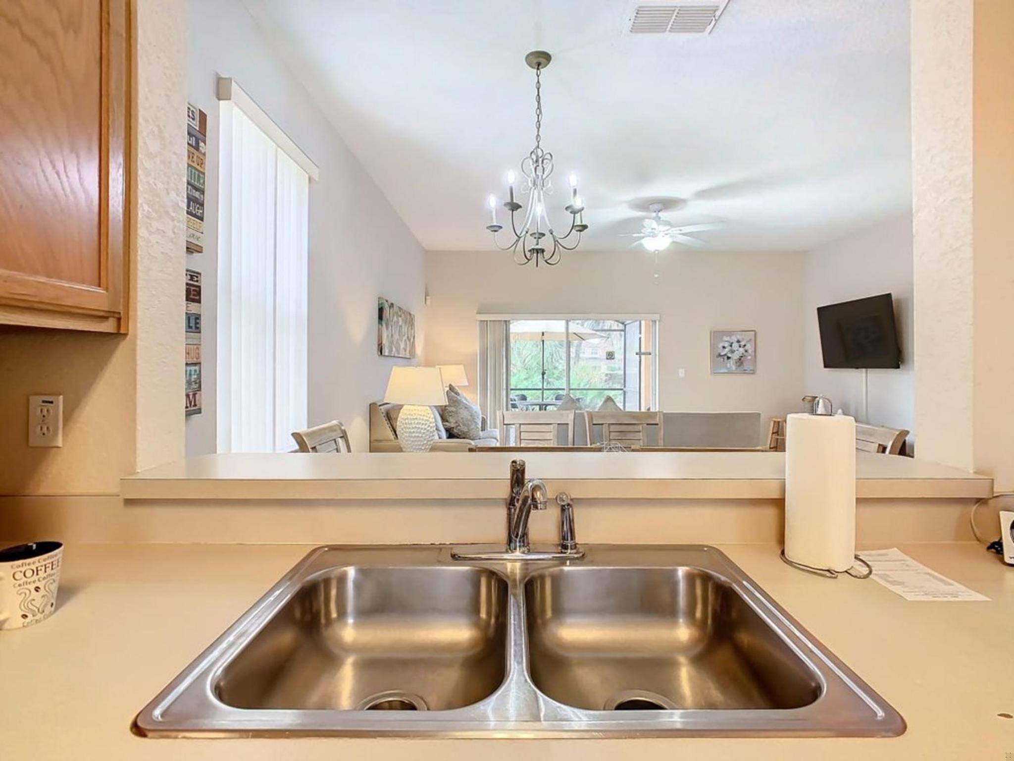 Family Getaway: 4BR Townhome by Old Town
