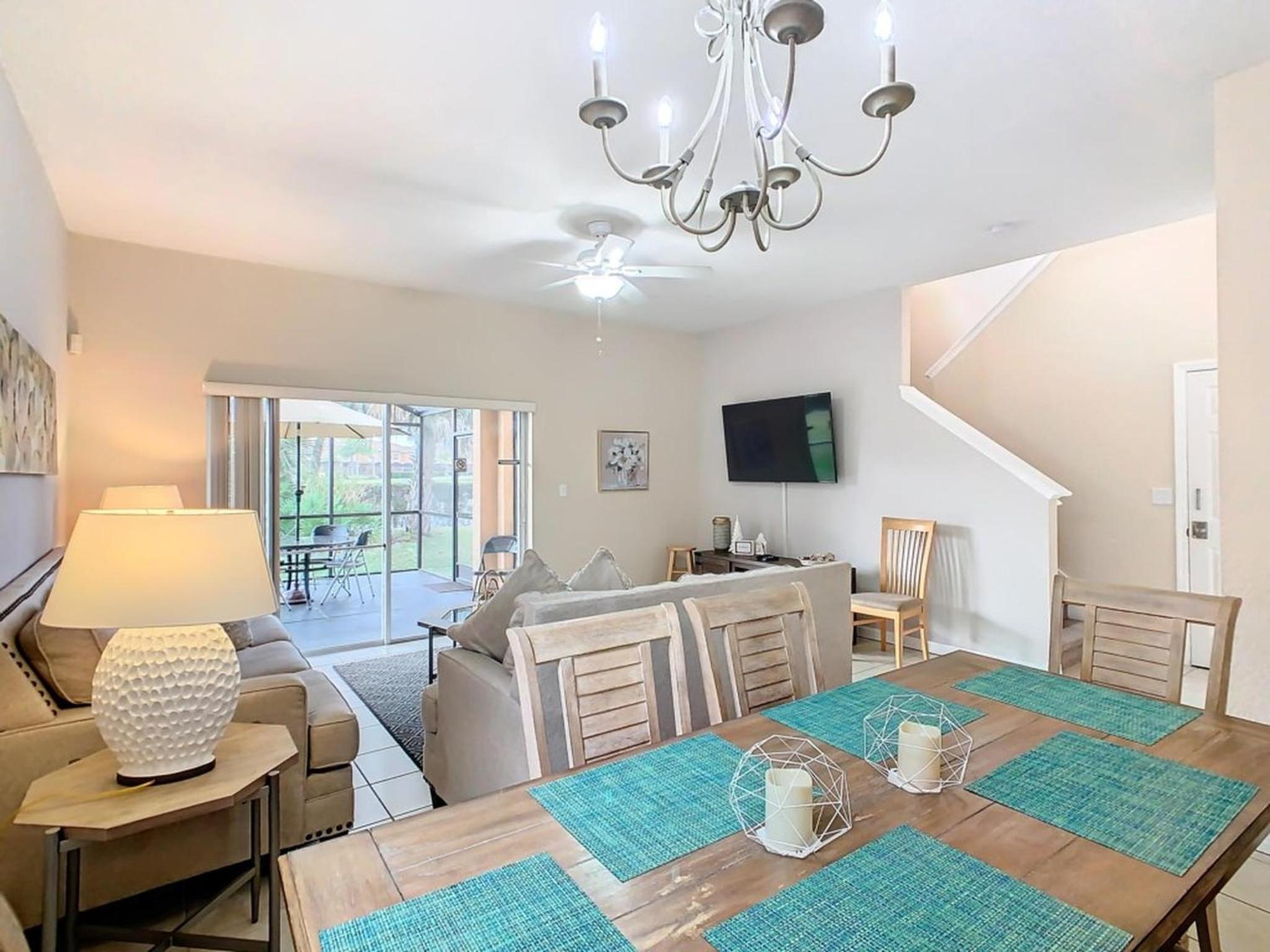 Family Getaway: 4BR Townhome by Old Town