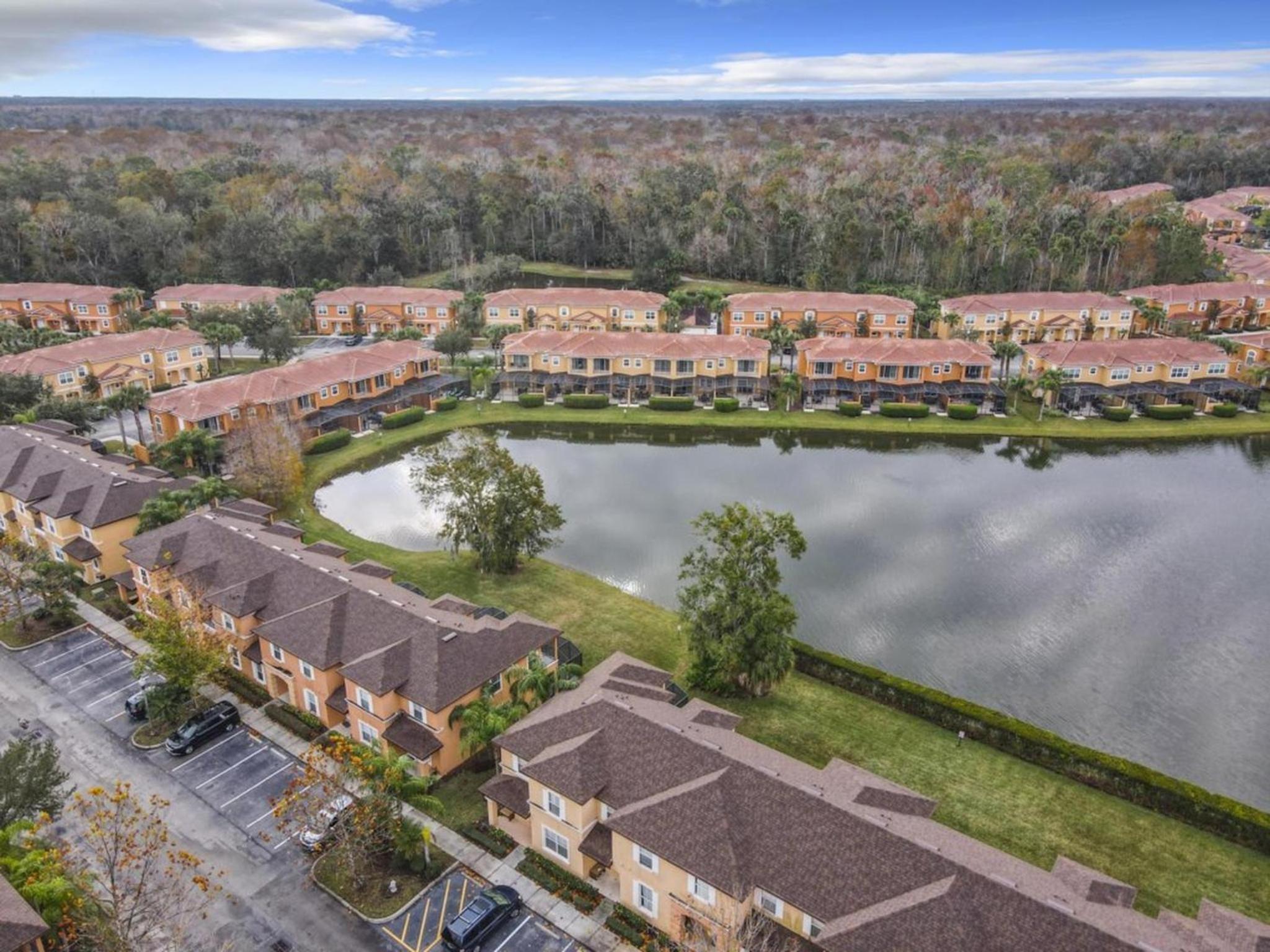 Family Getaway: 4BR Townhome by Old Town