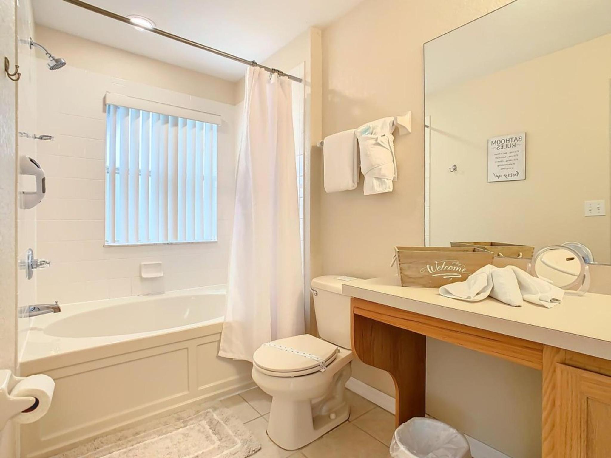 Family Getaway: 4BR Townhome by Old Town