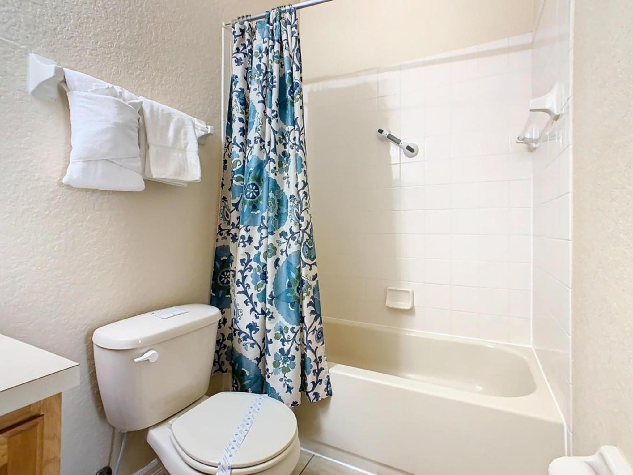 Family Getaway: 4BR Townhome by Old Town