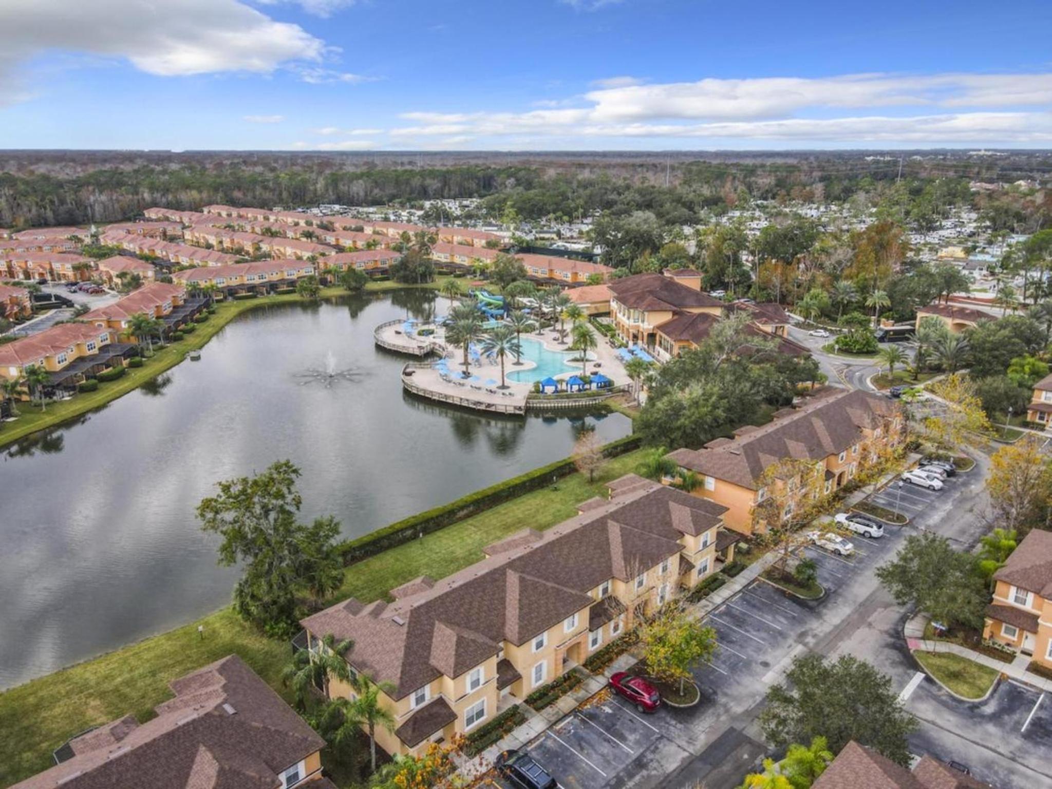 Family Getaway: 4BR Townhome by Old Town