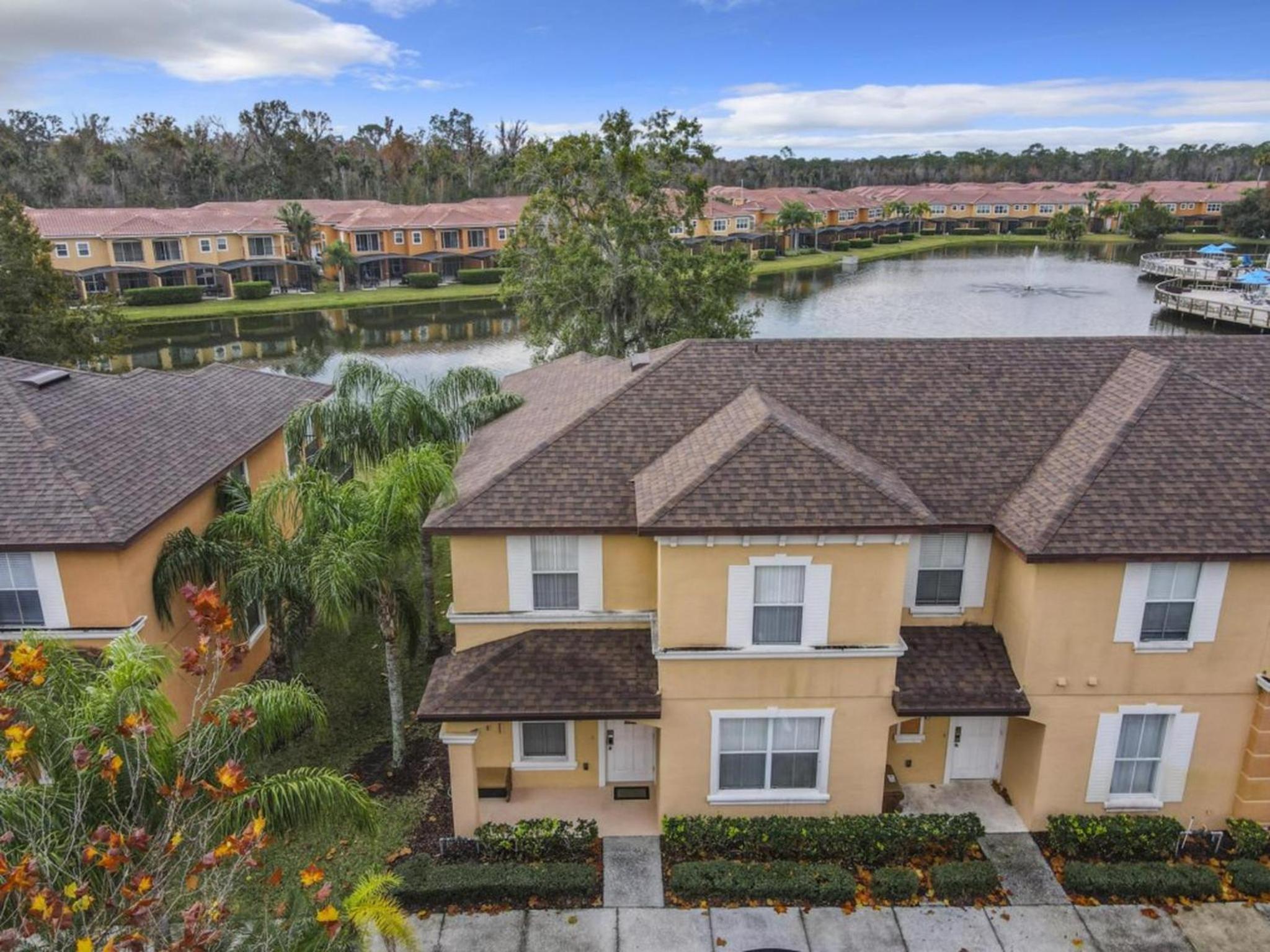 Family Getaway: 4BR Townhome by Old Town