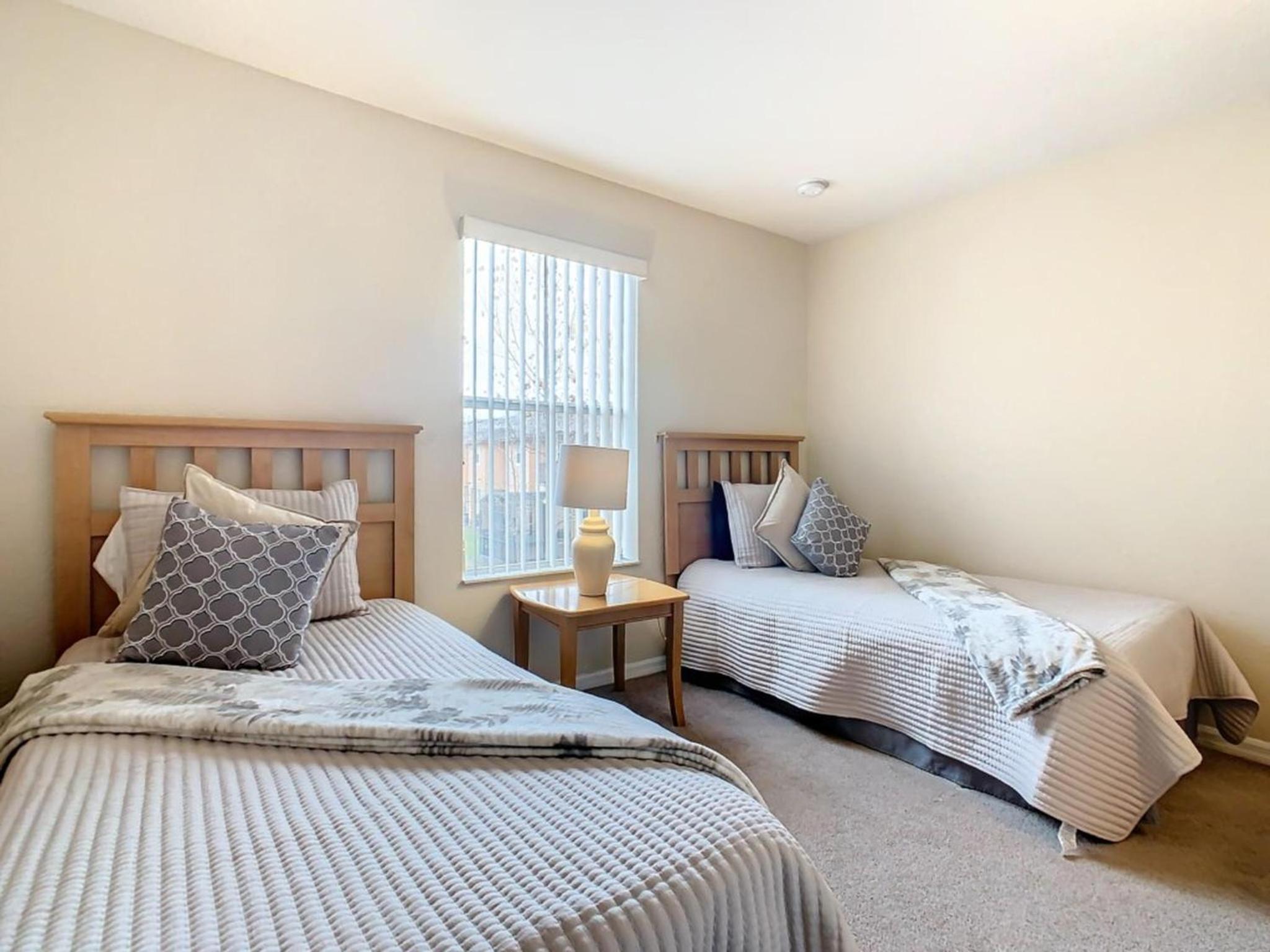 Family Getaway: 4BR Townhome by Old Town