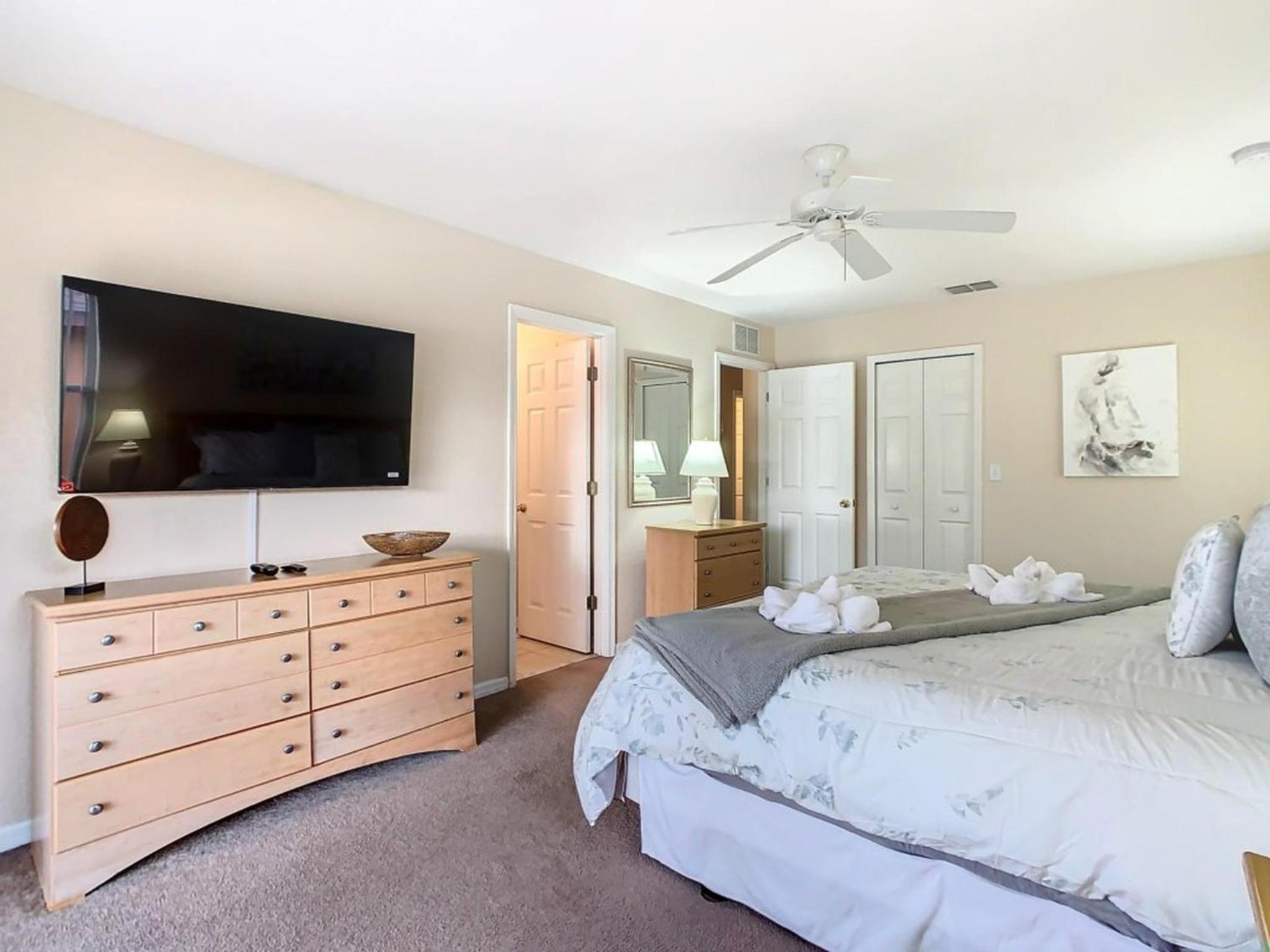 Family Getaway: 4BR Townhome by Old Town