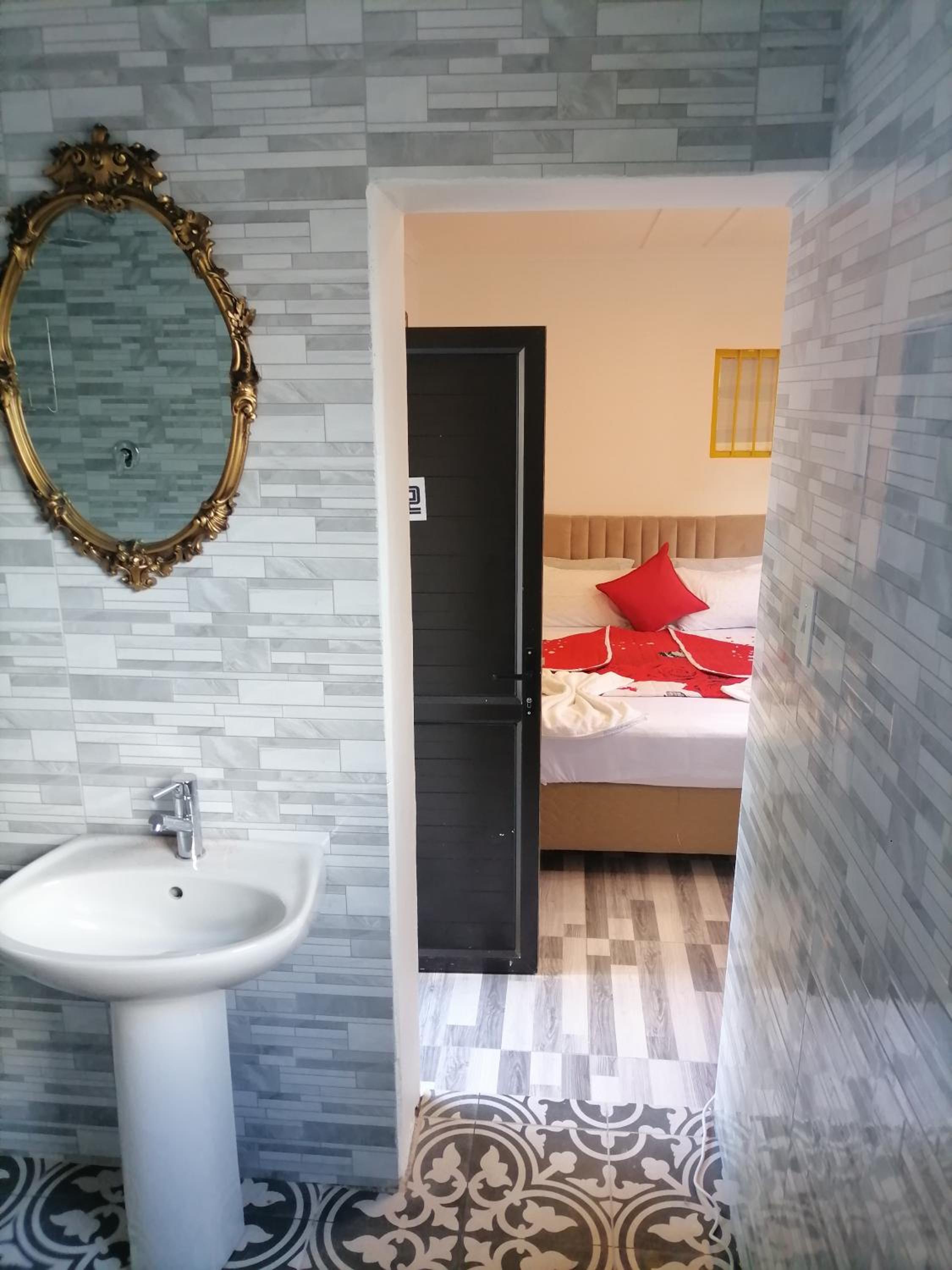 Neo & Ruks Guest Houses Boston Belleville 6
