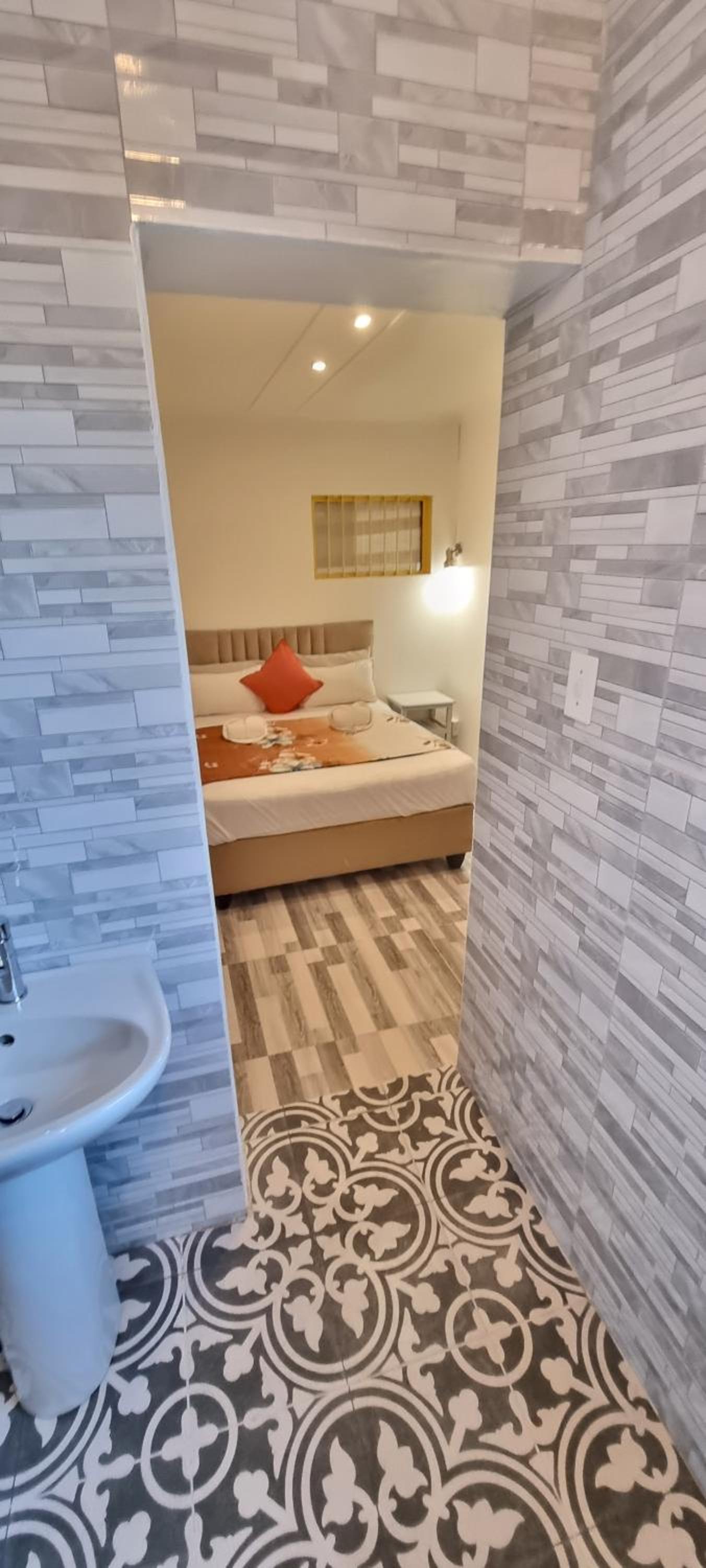 Neo & Ruks Guest Houses Boston Belleville 6