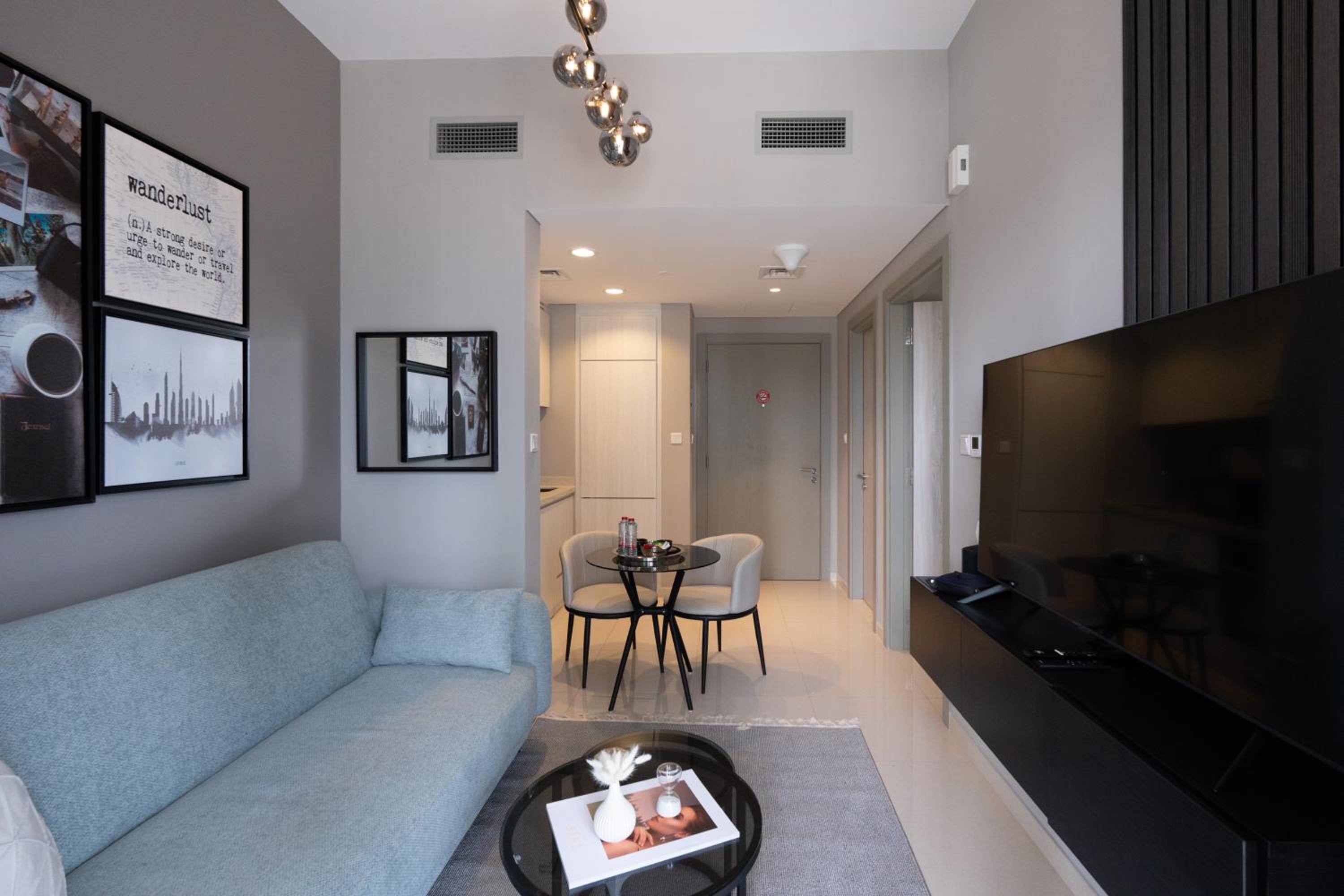 Keyrock Living - Lakeview Luxury with Pool Access