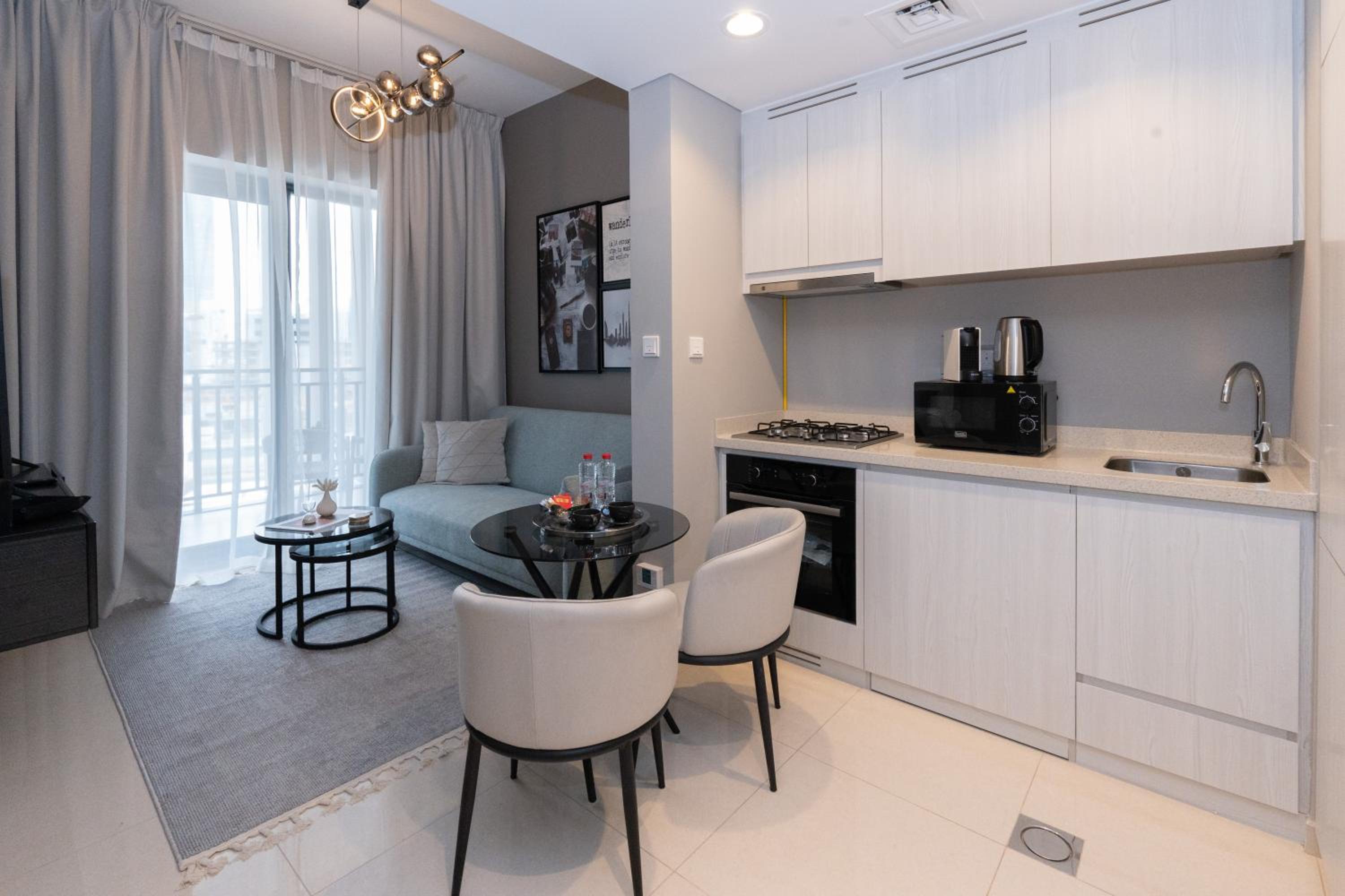 Keyrock Living - Lakeview Luxury with Pool Access